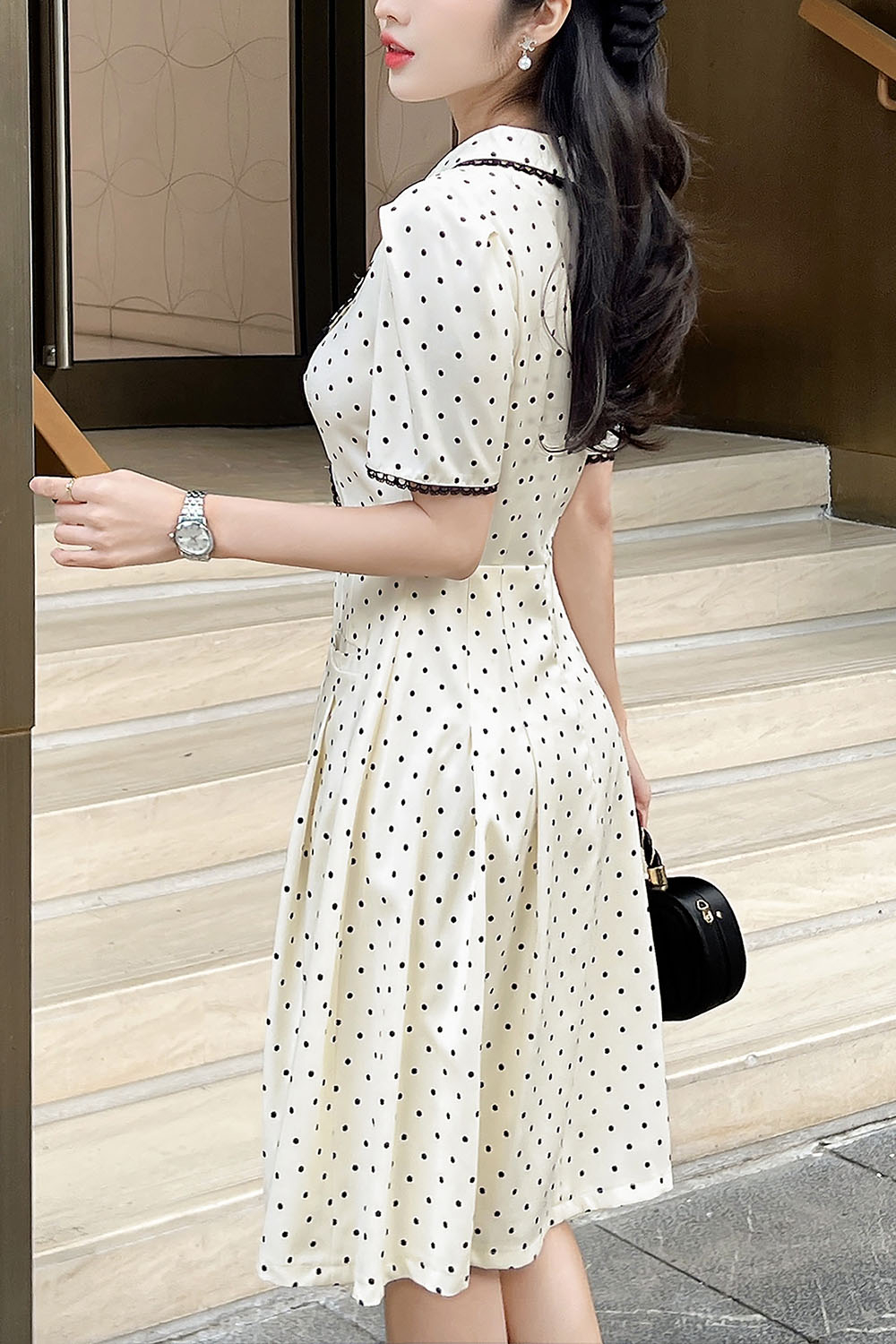 Đầm chữ A màu trắng họa tiết chấm bi