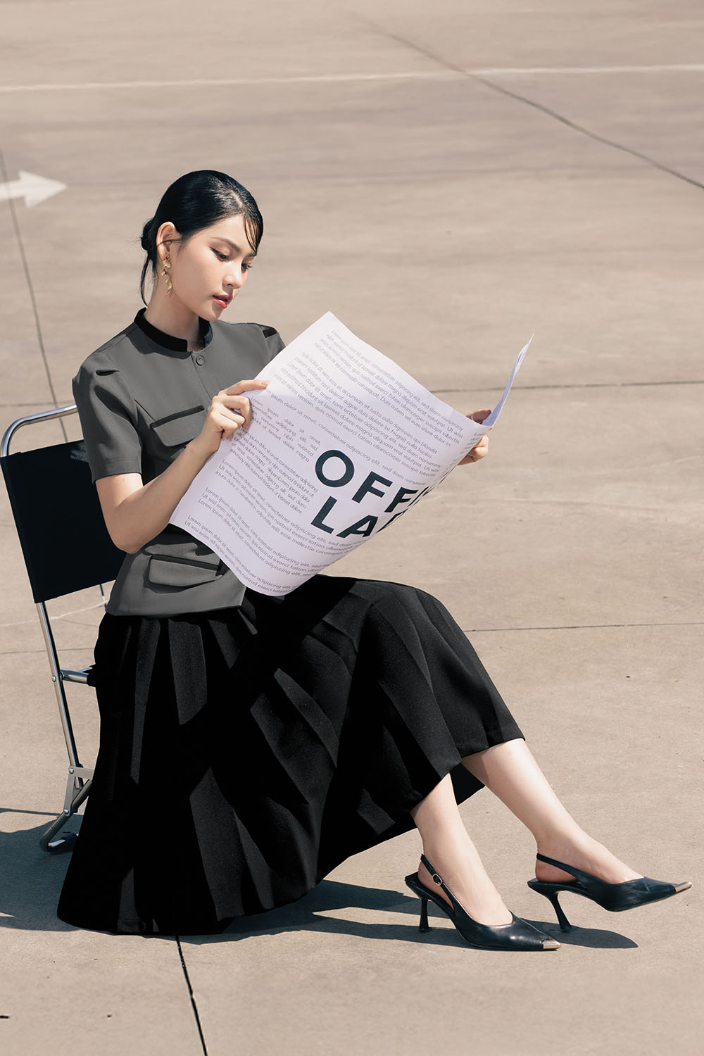 Chân váy đen xếp ly dáng xòe