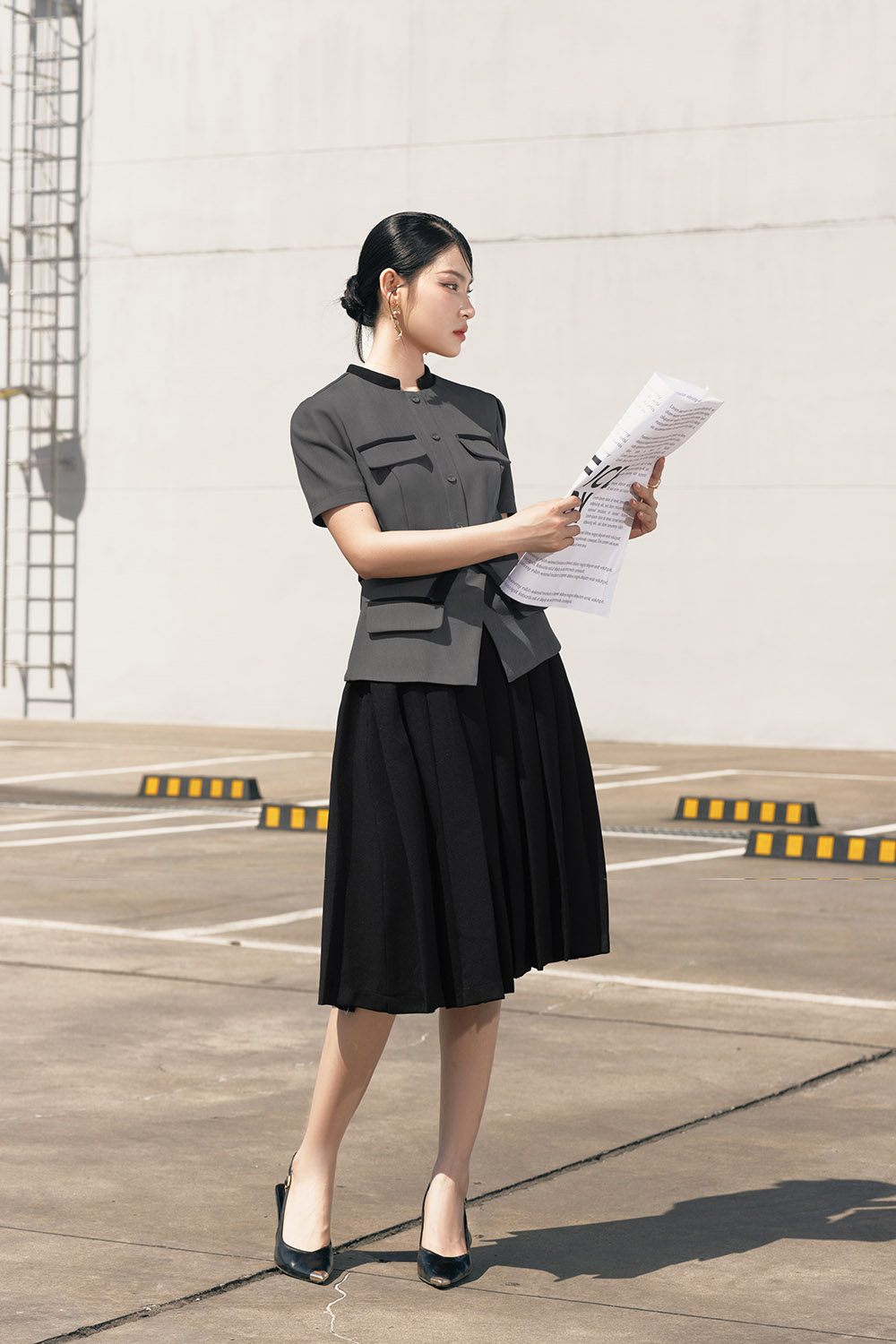 Chân váy đen xếp ly dáng xòe