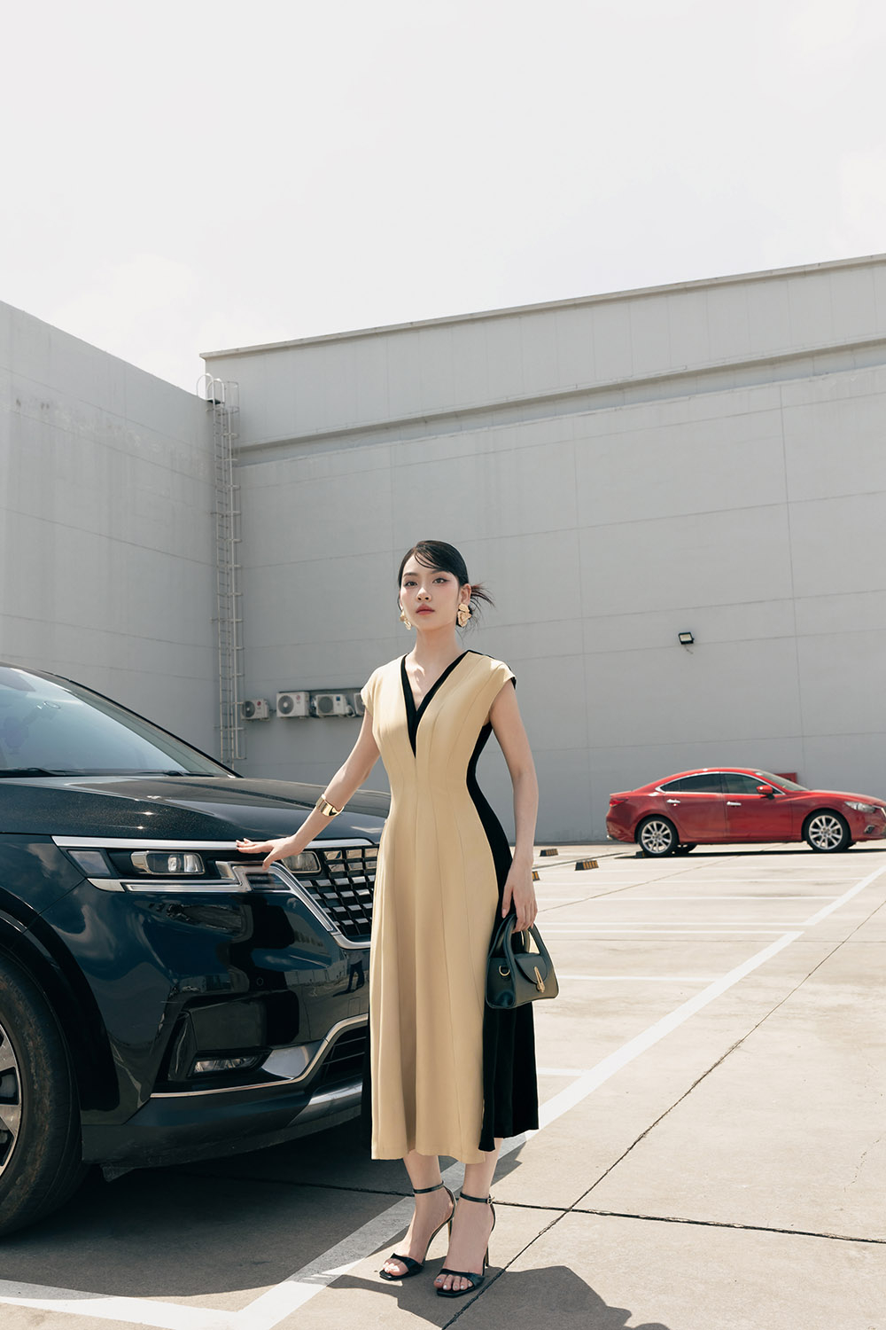 Đầm công sở dáng dài màu kem phối đen