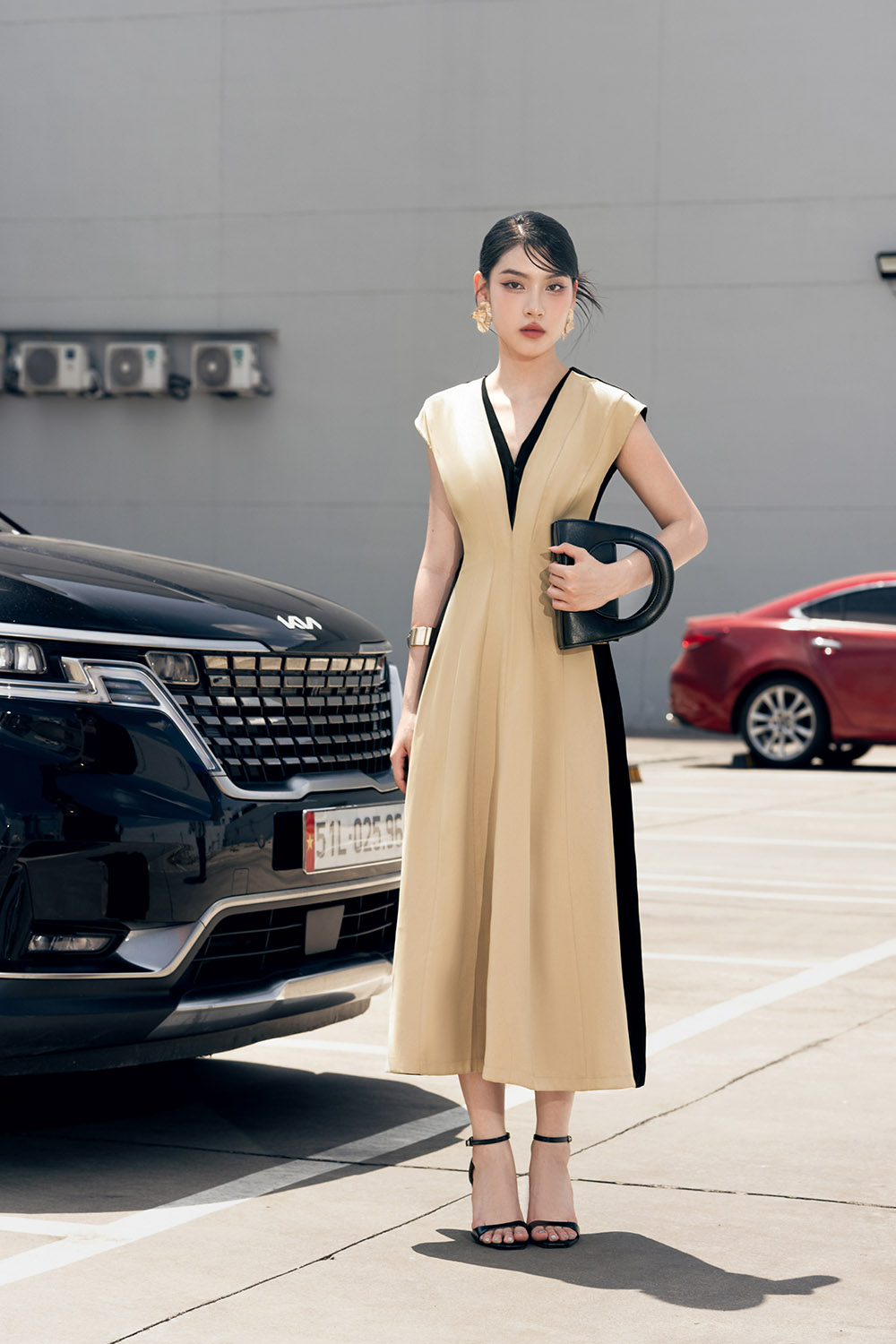 Đầm công sở dáng dài màu kem phối đen
