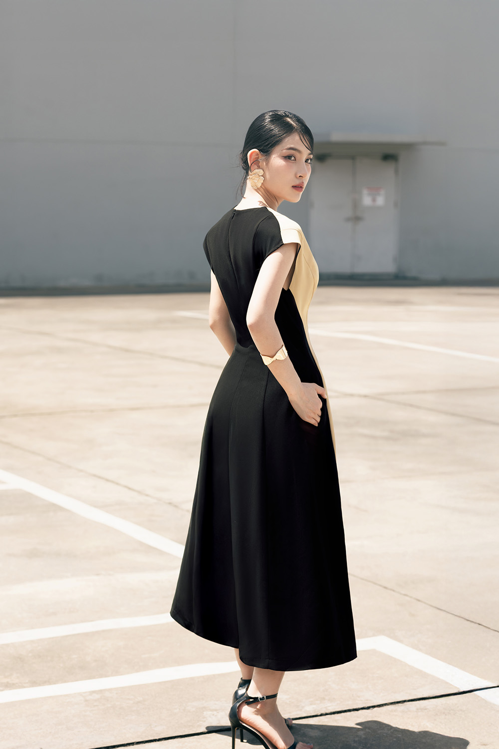 Đầm công sở dáng dài màu kem phối đen