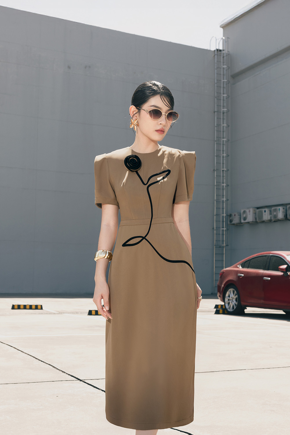 Đầm dáng dài dự tiệc màu nâu đính hoa