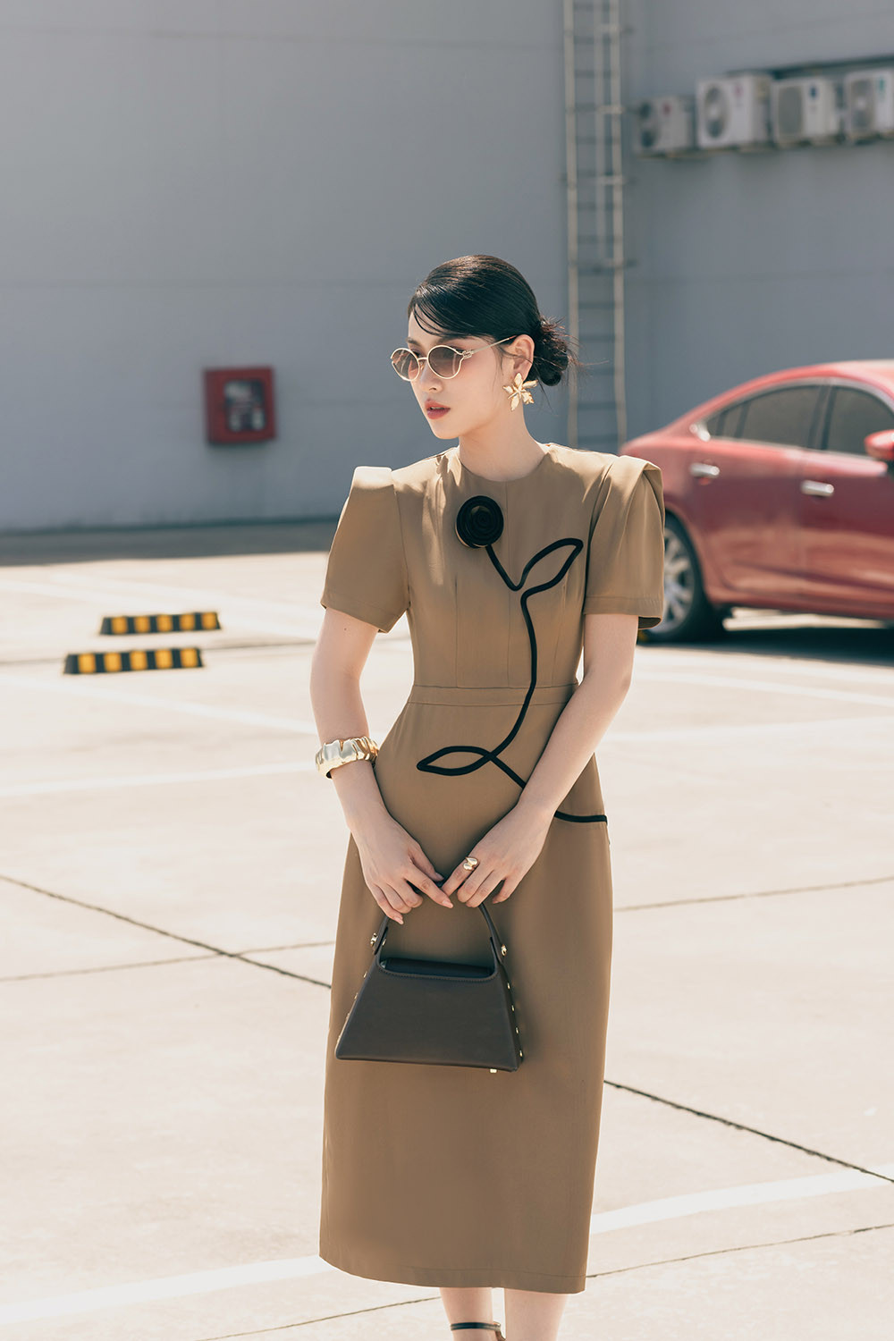 Đầm dáng dài dự tiệc màu nâu đính hoa