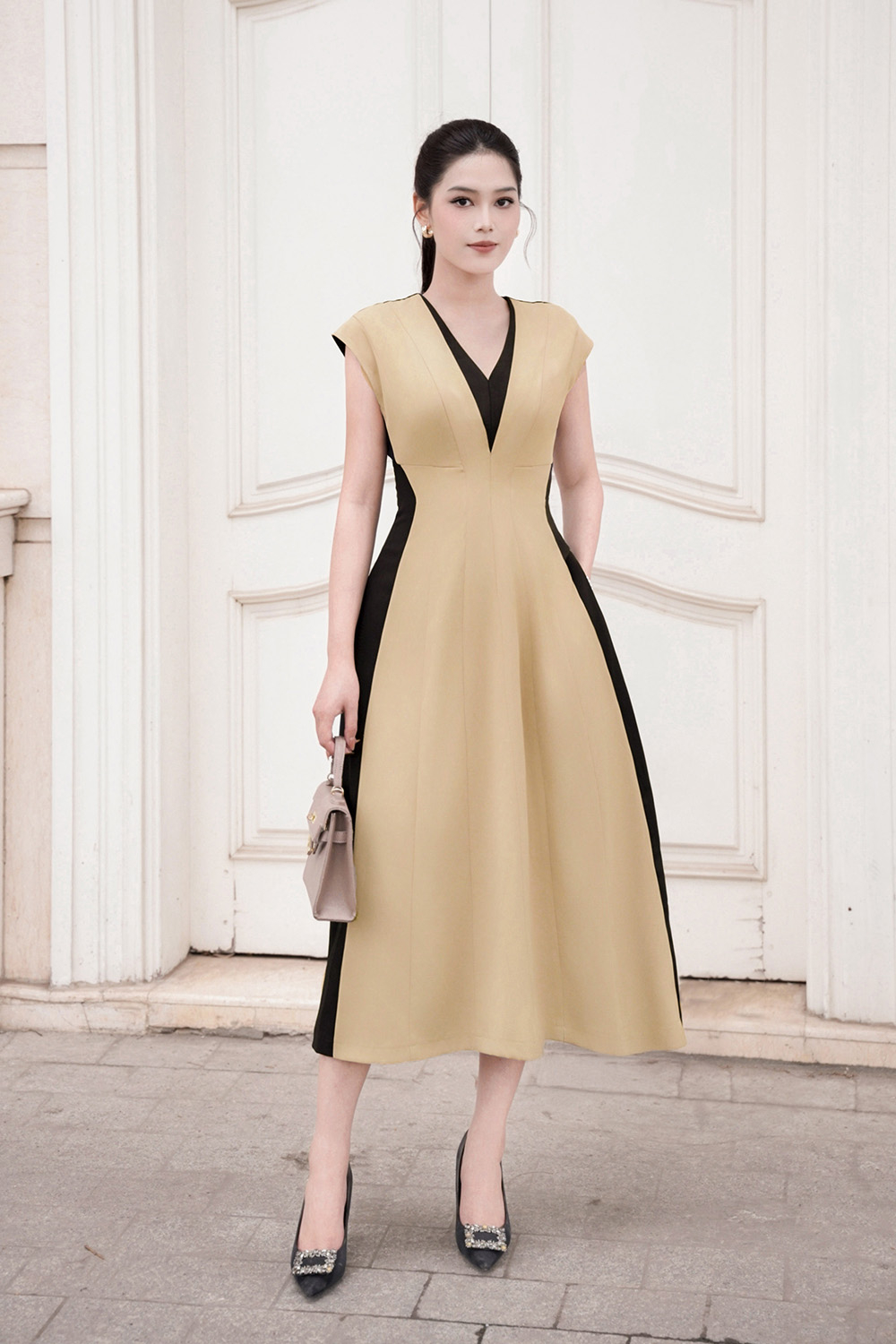 Đầm công sở dáng dài màu kem phối đen