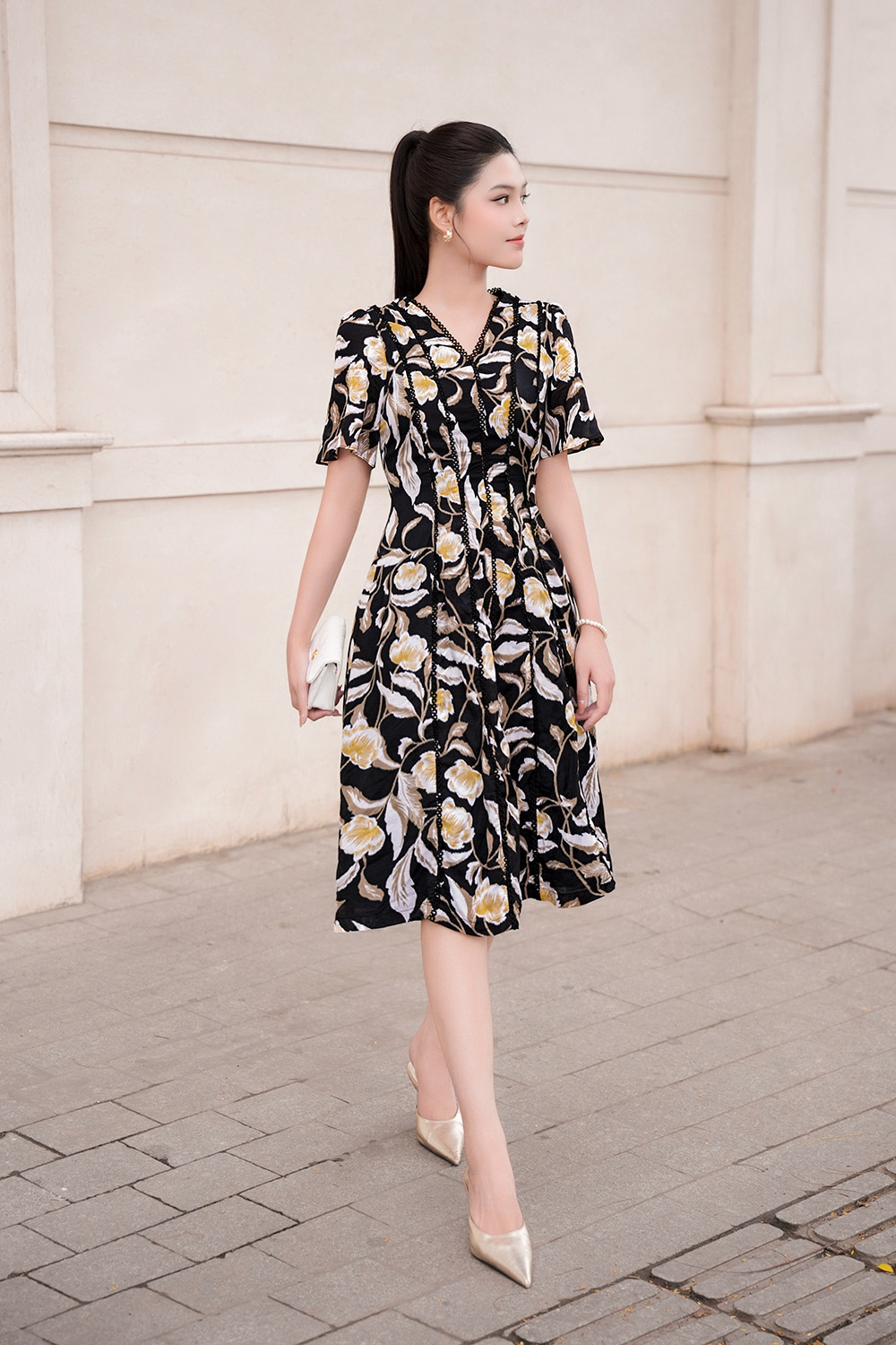 Đầm đen họa tiết dáng xòe phối đăng ten
