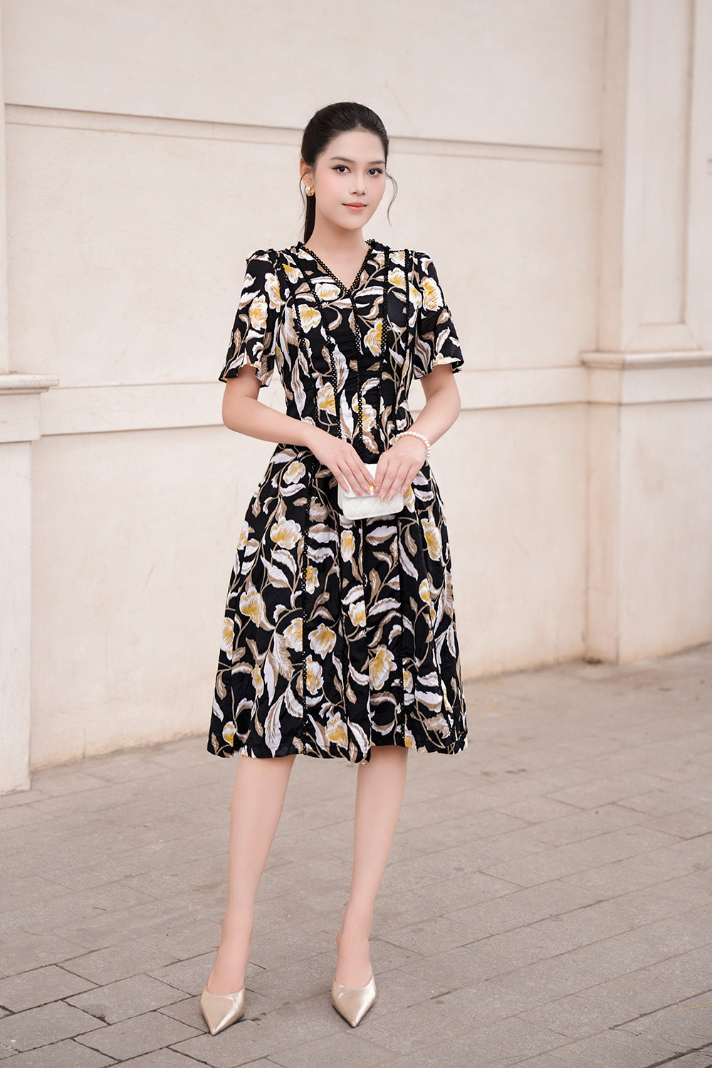 Đầm đen họa tiết dáng xòe phối đăng ten