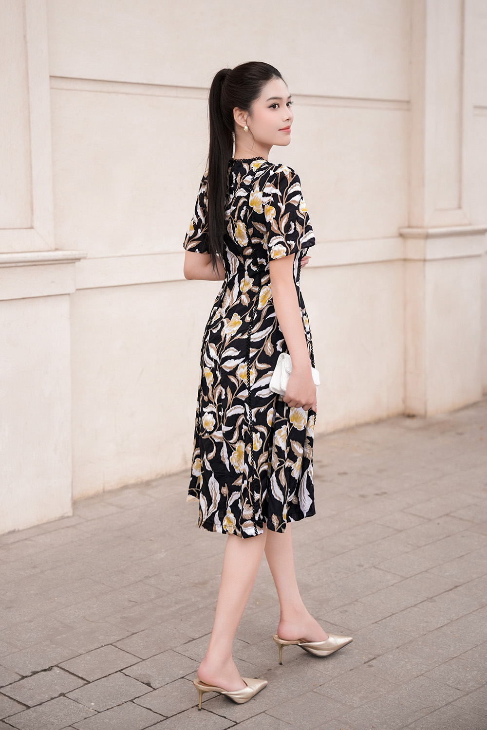 Đầm đen họa tiết dáng xòe phối đăng ten