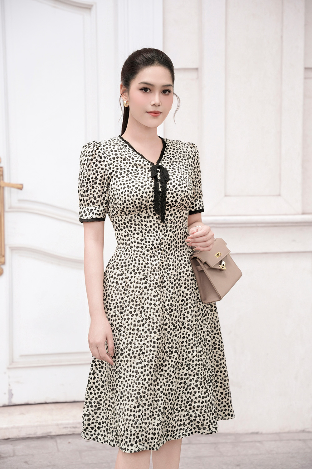 Đầm xòe hoa nhí cổ V phối ren đen KK173-33