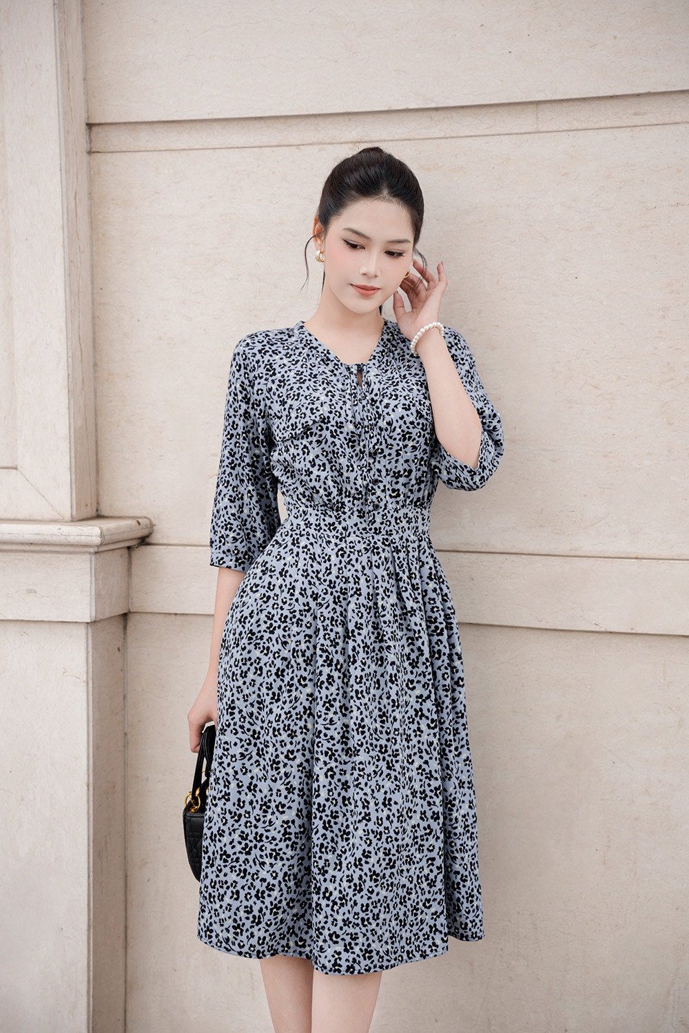 Đầm xòe hoa nhí nhấn eo cổ phối nơ