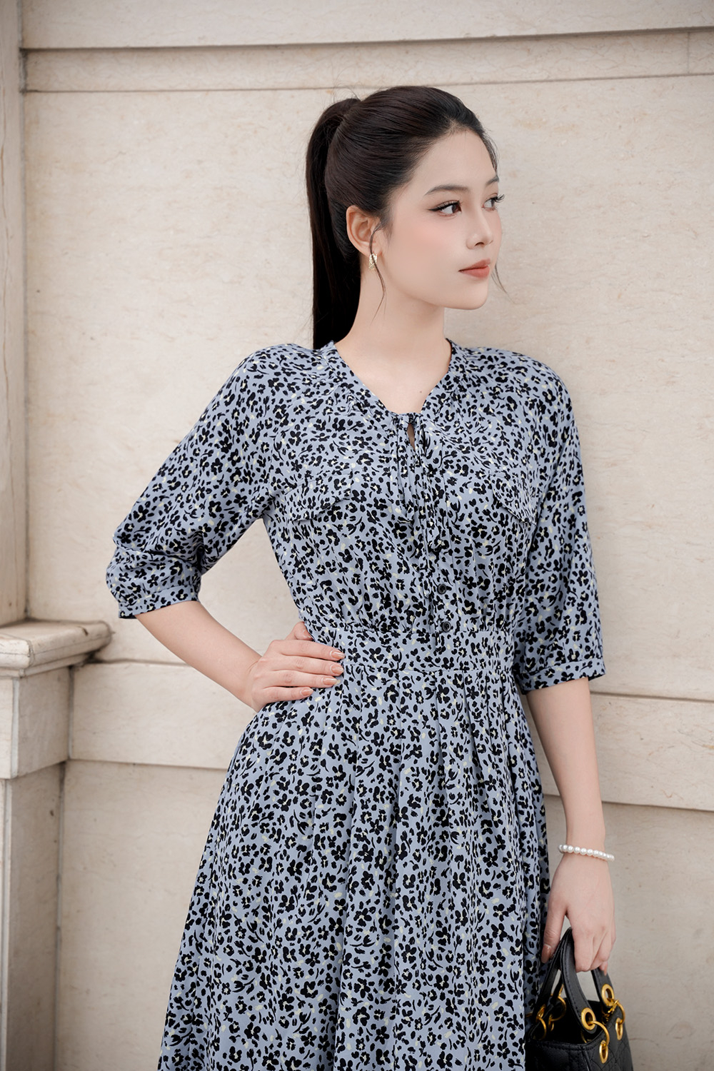 Đầm xòe hoa nhí nhấn eo cổ phối nơ