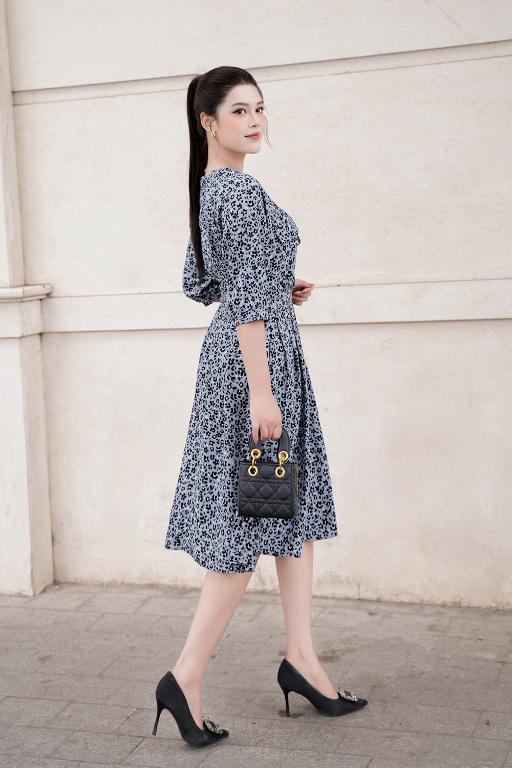 Đầm xòe hoa nhí nhấn eo cổ phối nơ