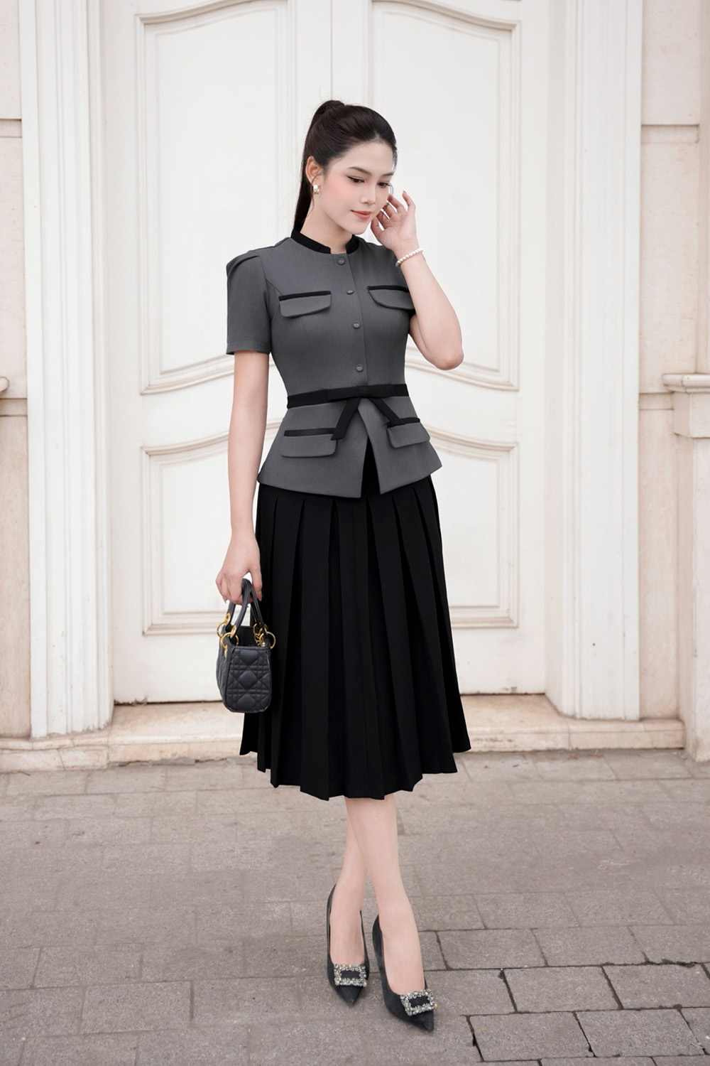 Chân váy đen xếp ly dáng xòe