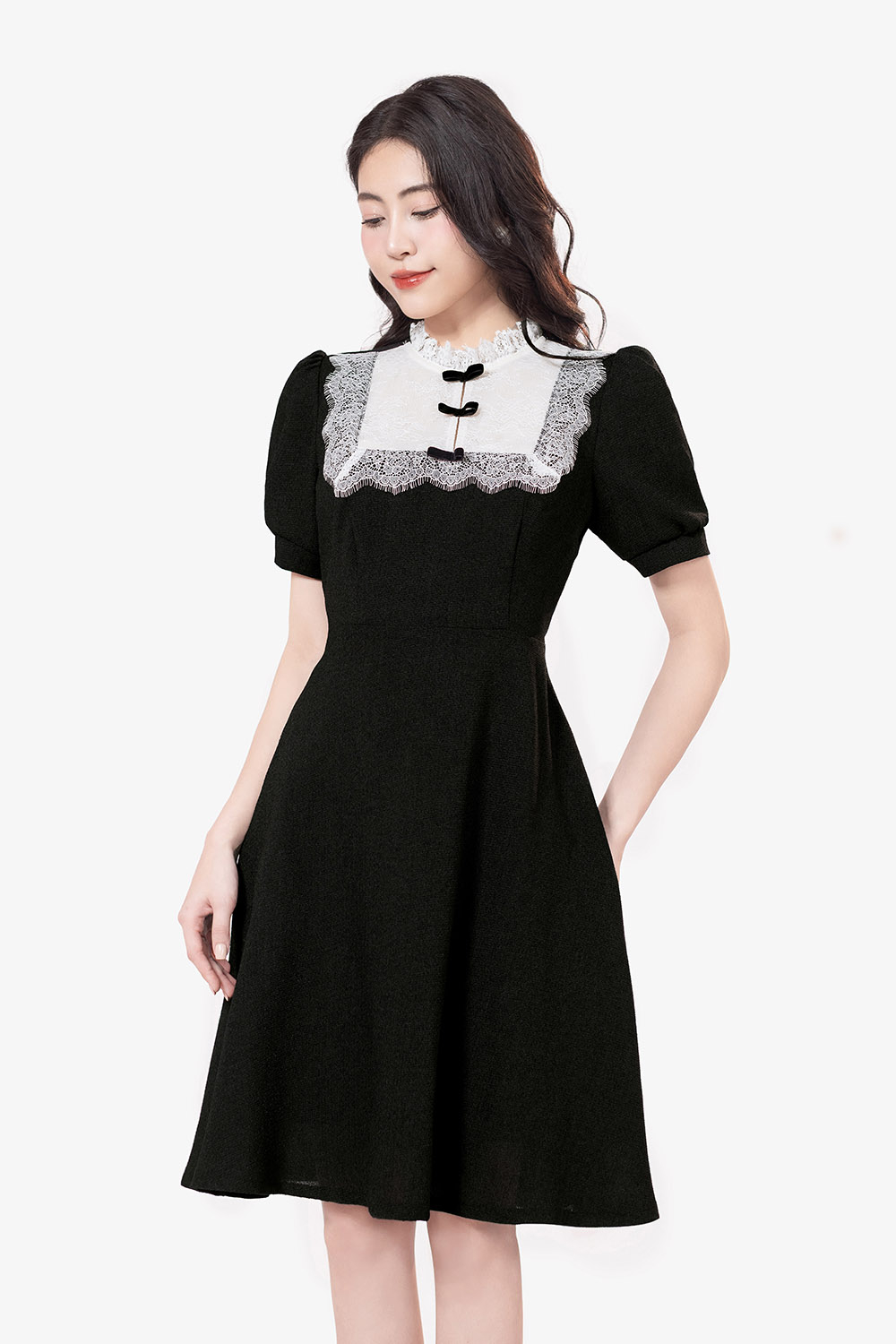 Đầm đen công sở dáng xòe phối ren trắng
