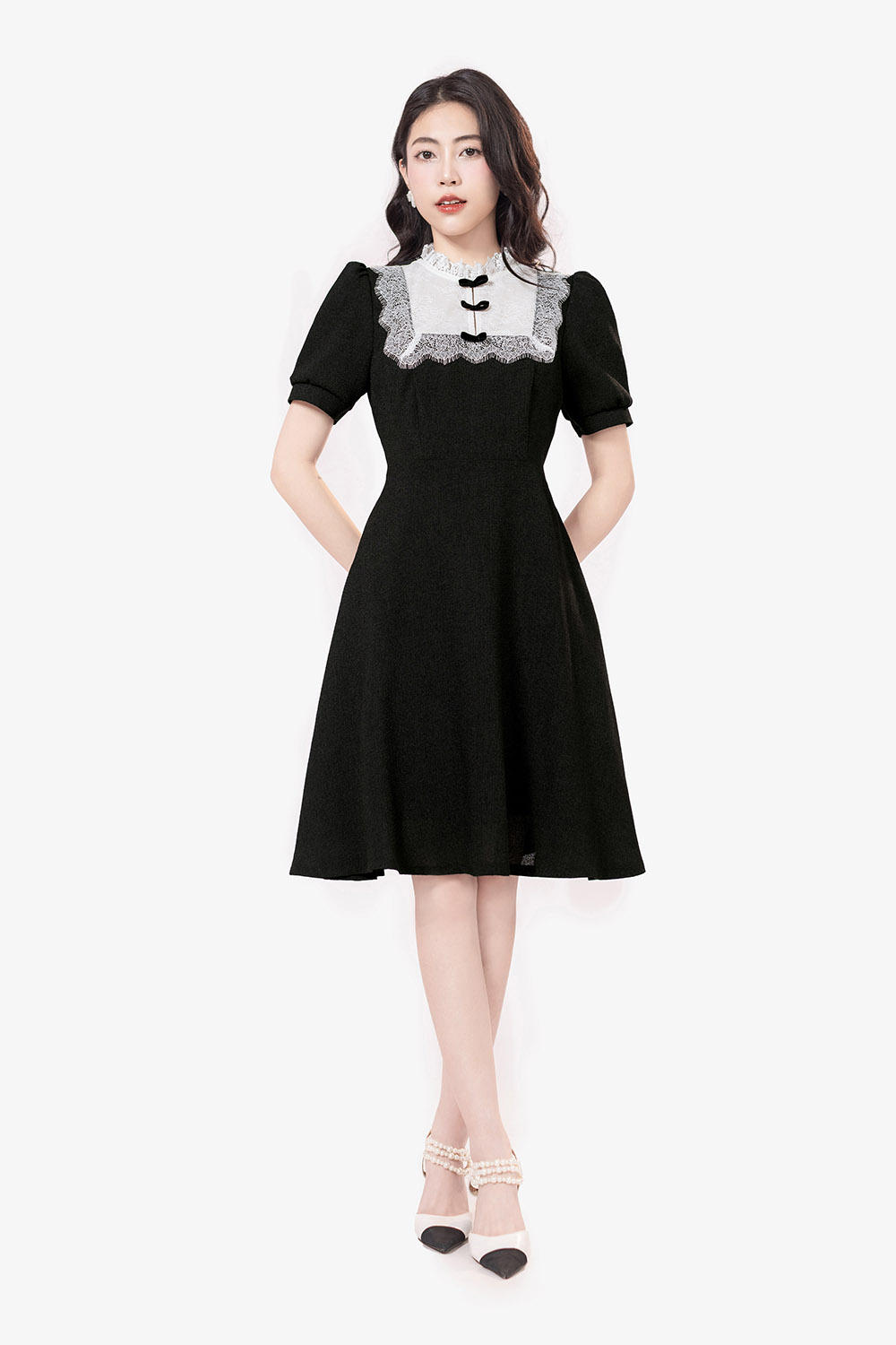 Đầm đen công sở dáng xòe phối ren trắng