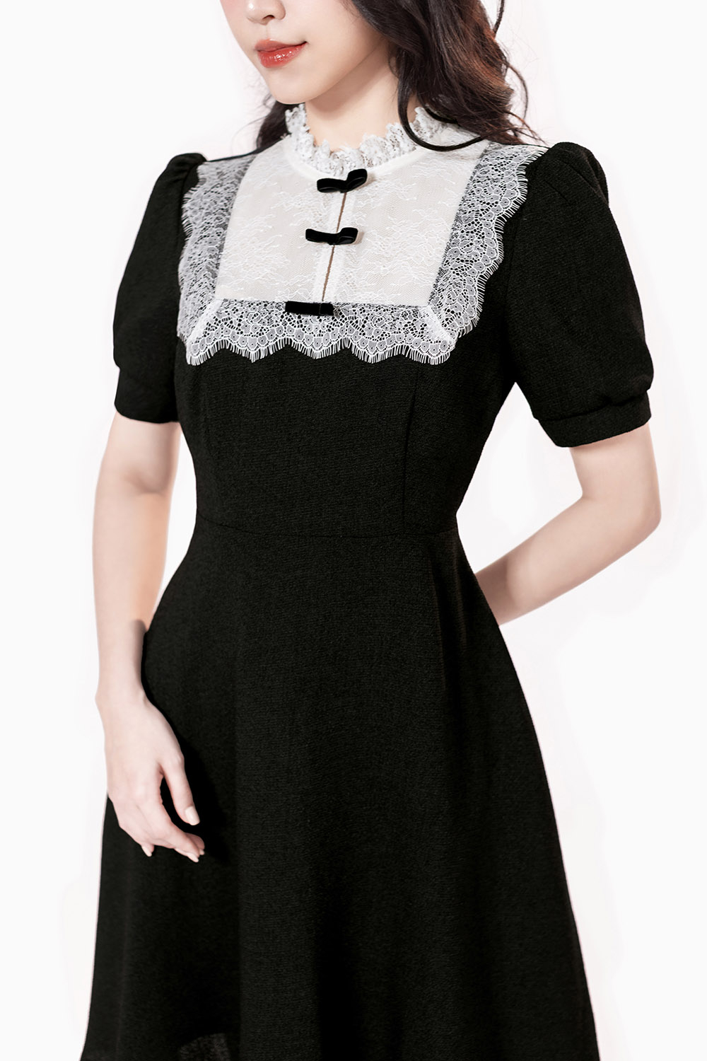 Đầm đen công sở dáng xòe phối ren trắng