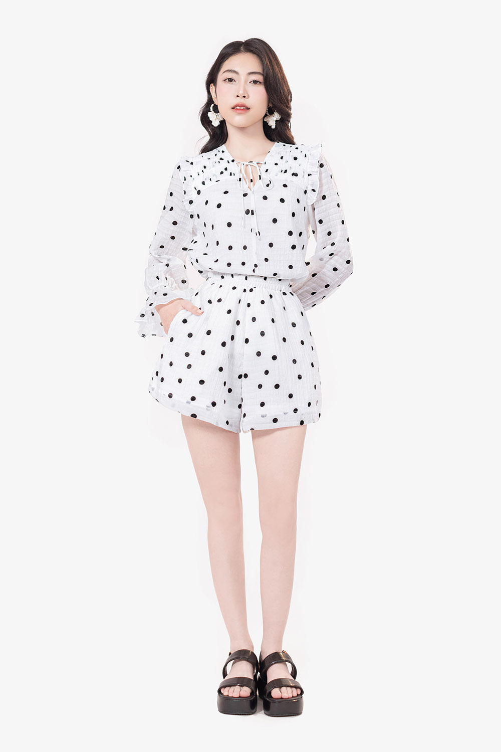 Set áo kiểu nữ và quần short chấm bi