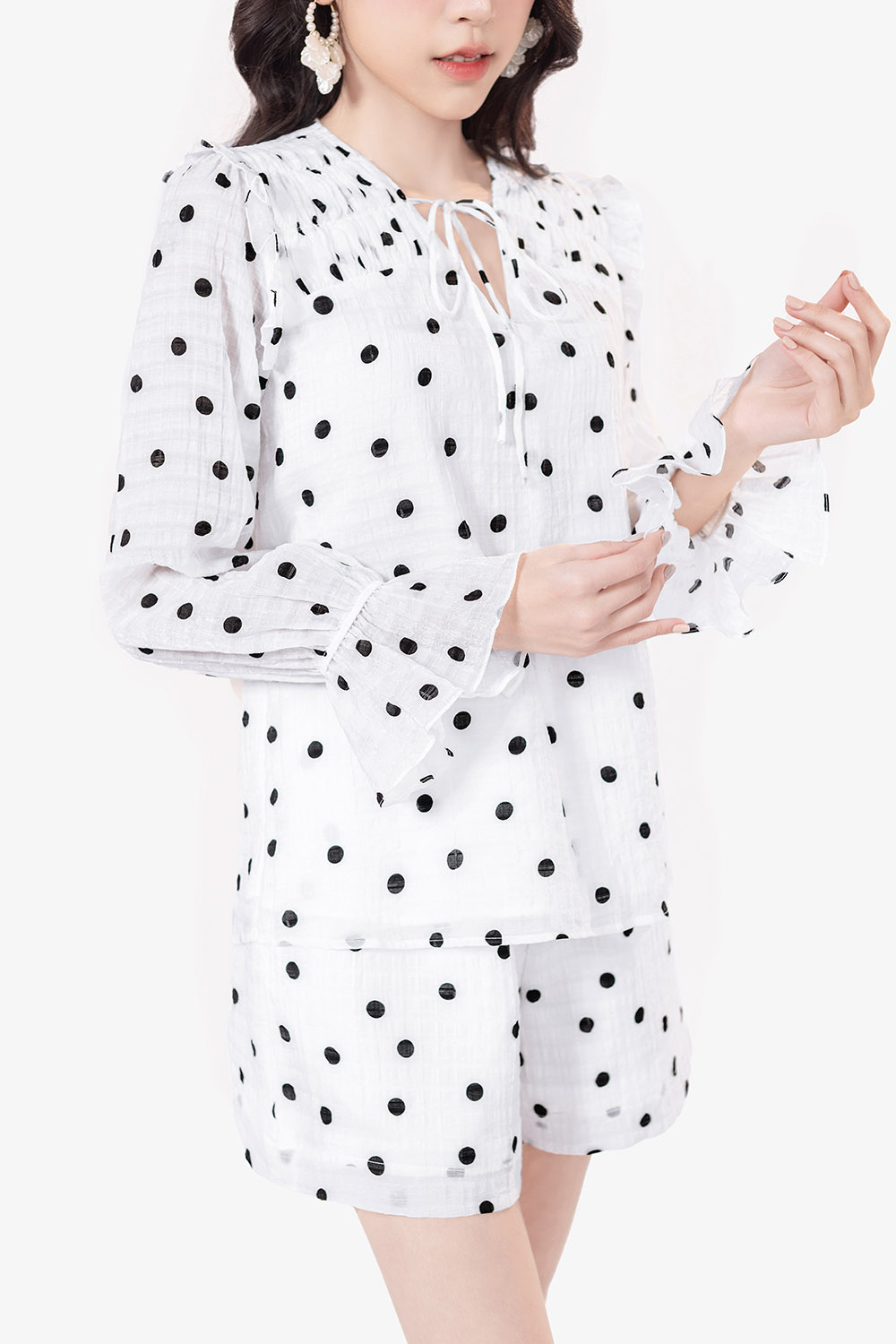 Set áo kiểu nữ và quần short chấm bi