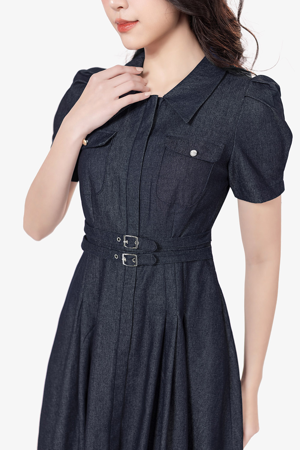 Đầm denim dáng xòe nhấn eo