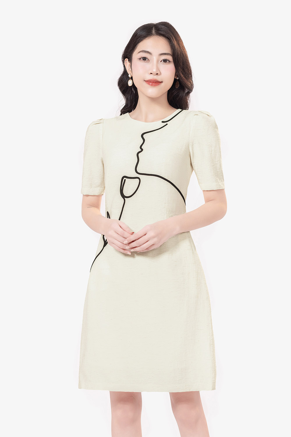 Đầm trắng suông chữ A công sở đính hoa đen KK175-10