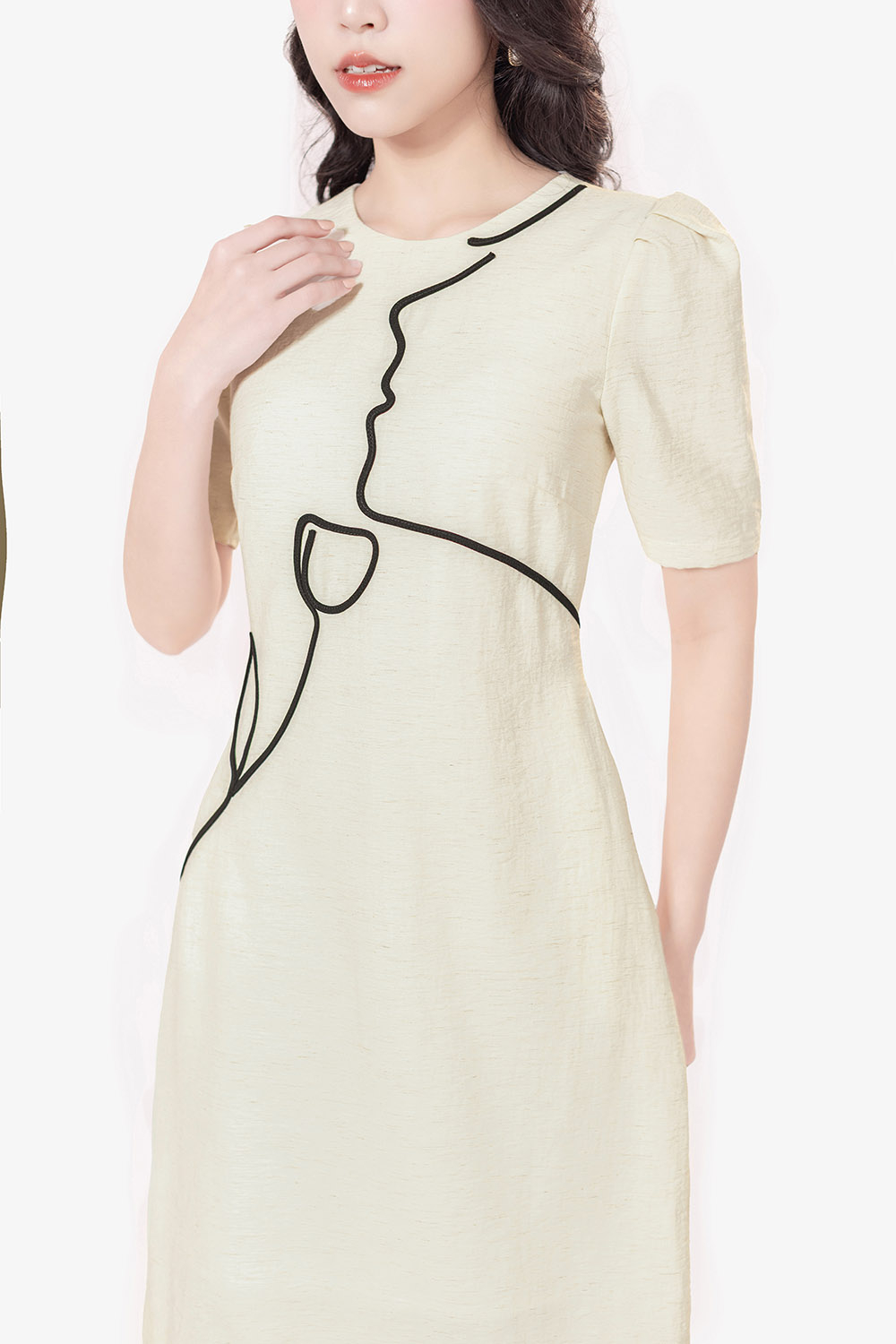 Đầm trắng suông chữ A công sở đính hoa đen