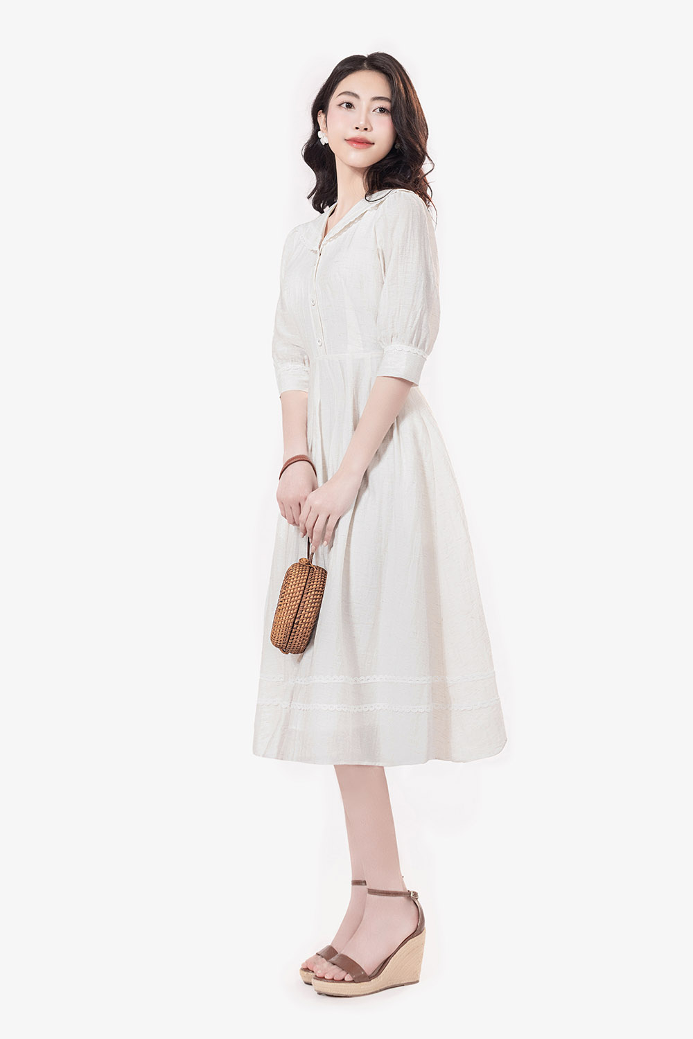 Đầm trắng dáng xòe dài tay lỡ