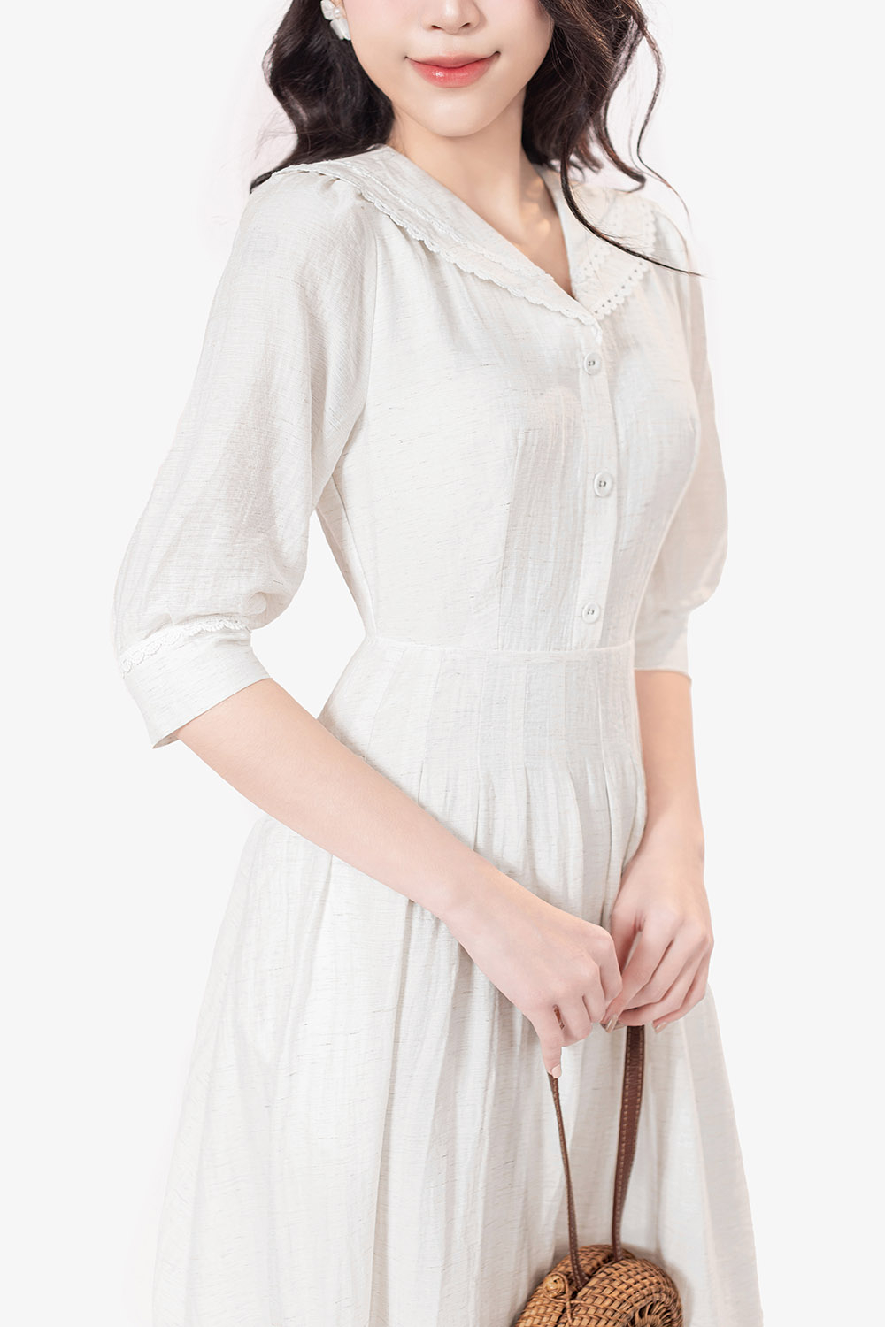 Đầm trắng dáng xòe dài tay lỡ