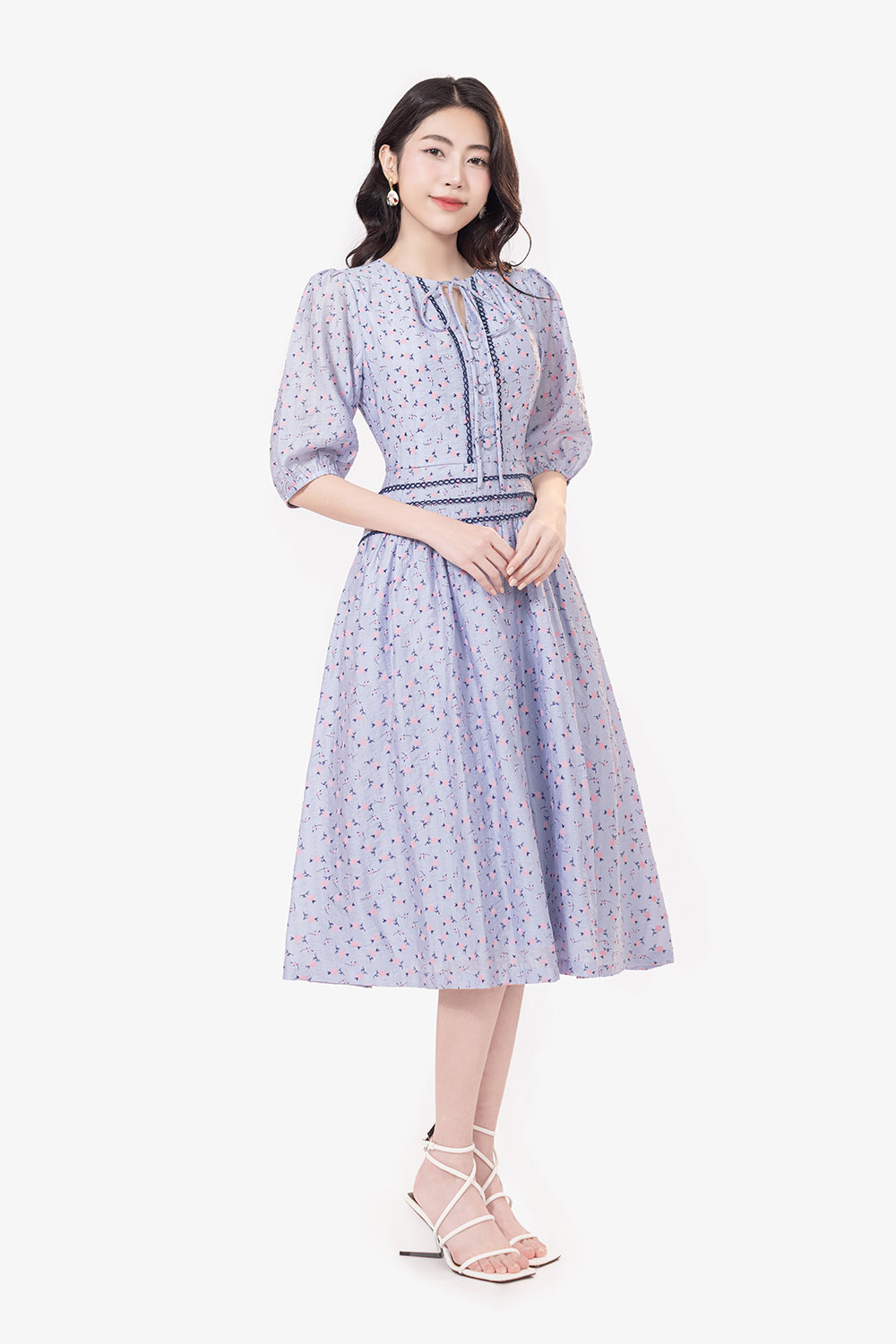 Đầm xòe hoa nhấn eo viền đăng ten