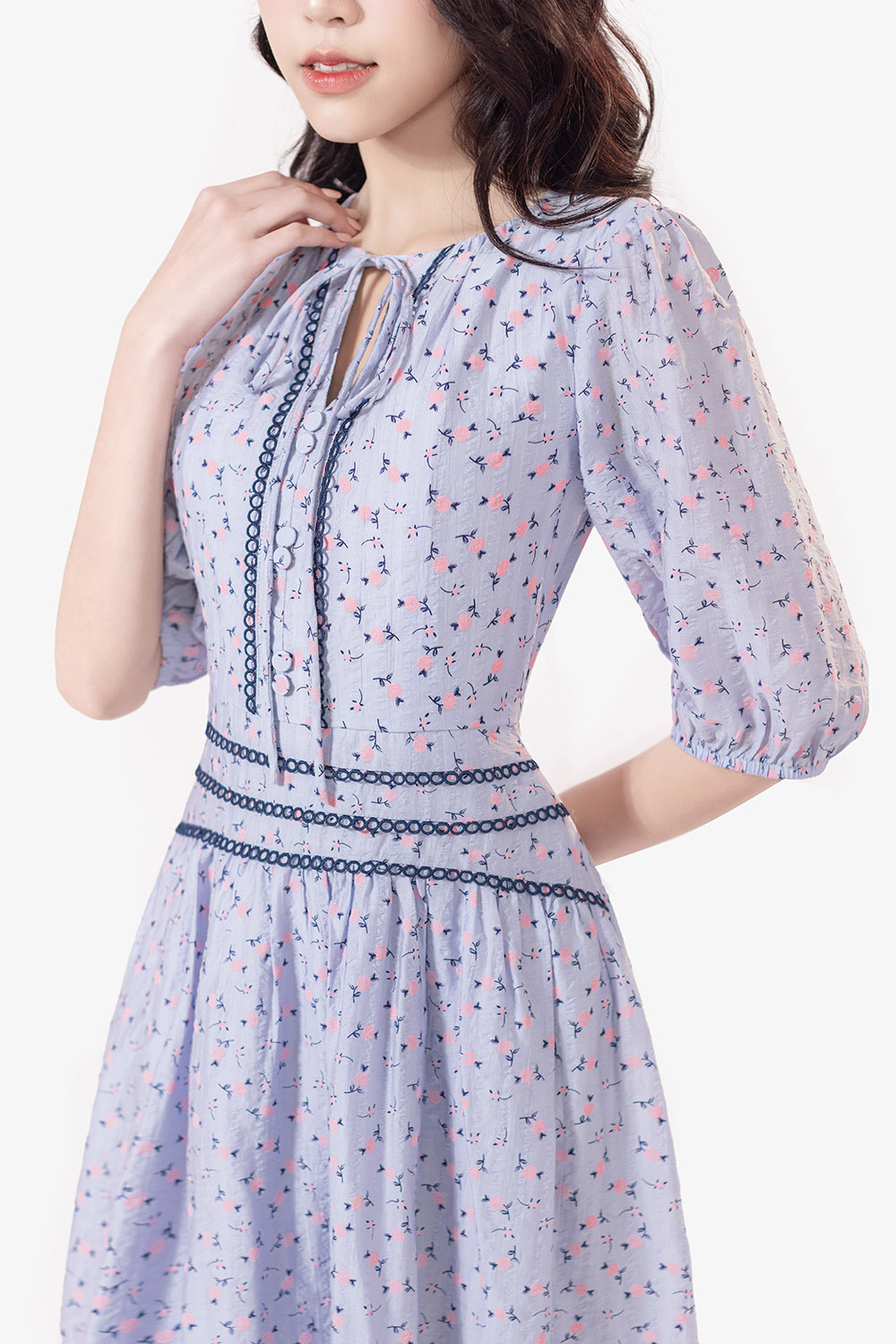 Đầm xòe hoa nhấn eo viền đăng ten