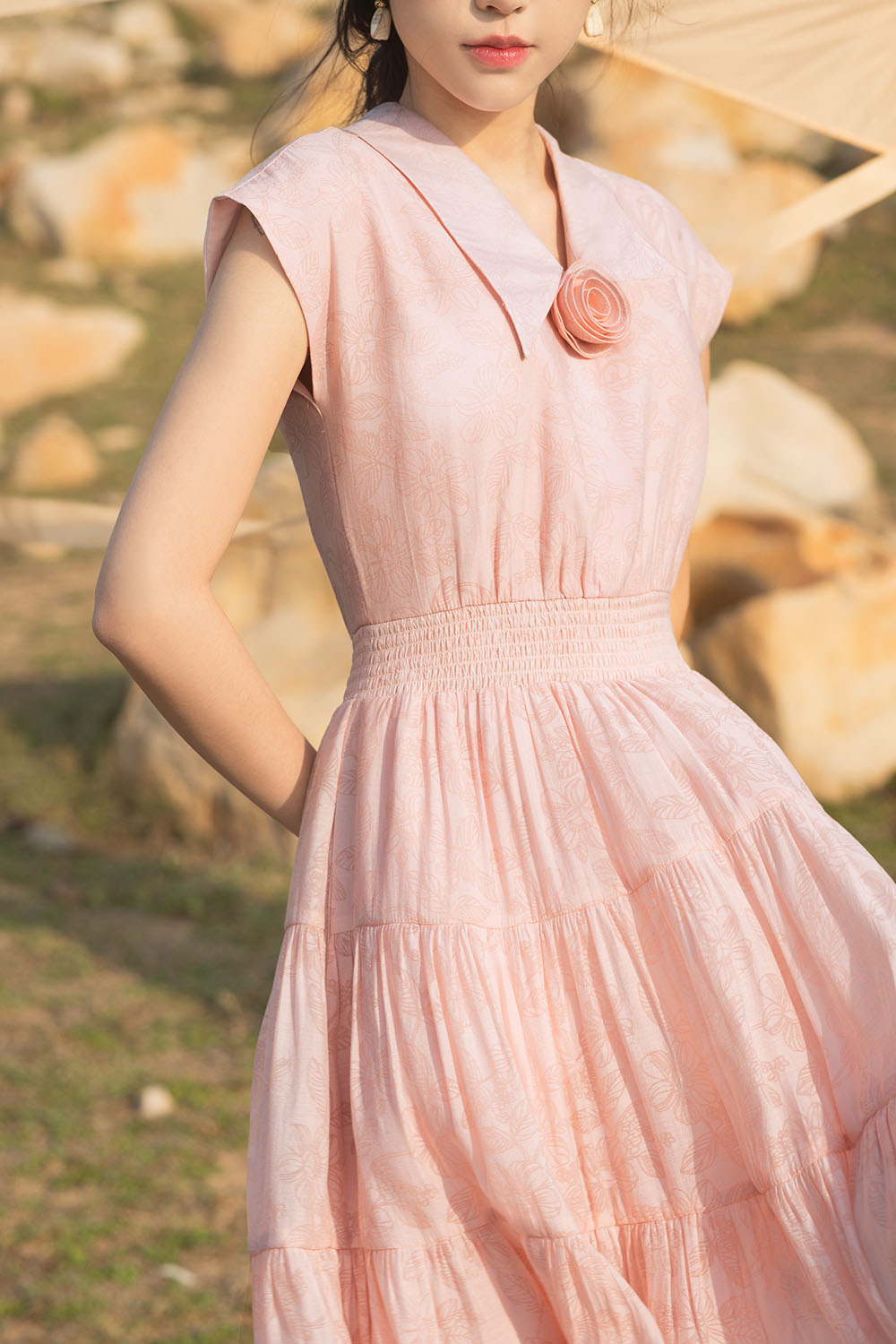 Đầm hồng xòe dài cổ sơ mi đính hoa