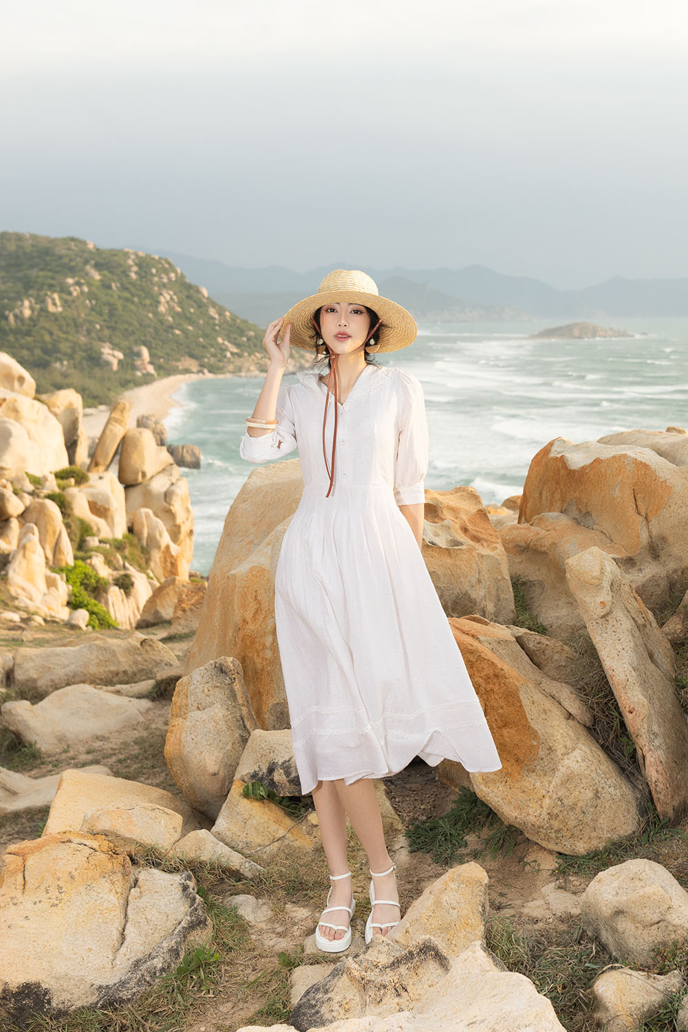 Đầm trắng dáng xòe dài tay lỡ