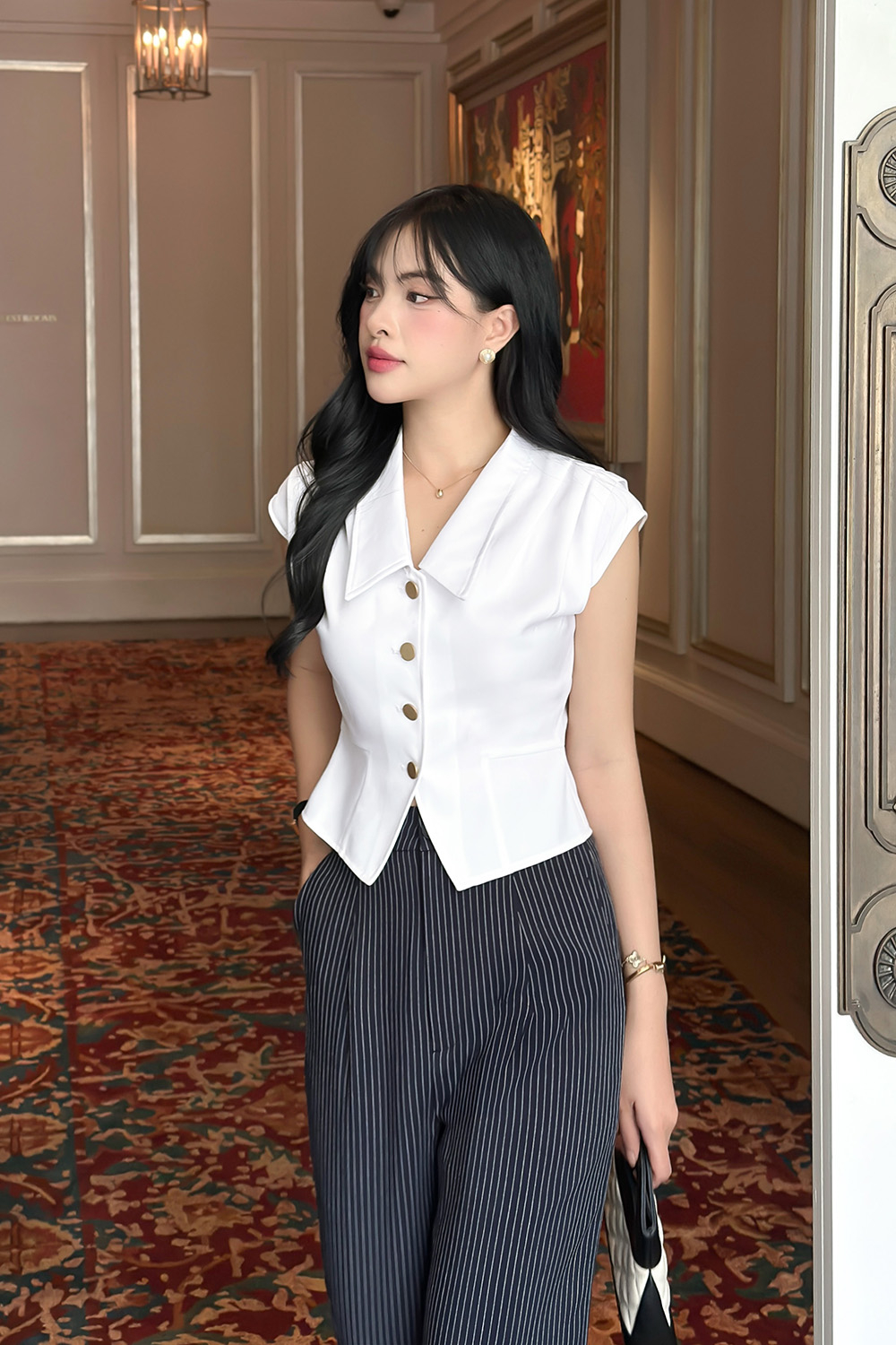 Áo kiểu công sở màu trắng xếp ly vai