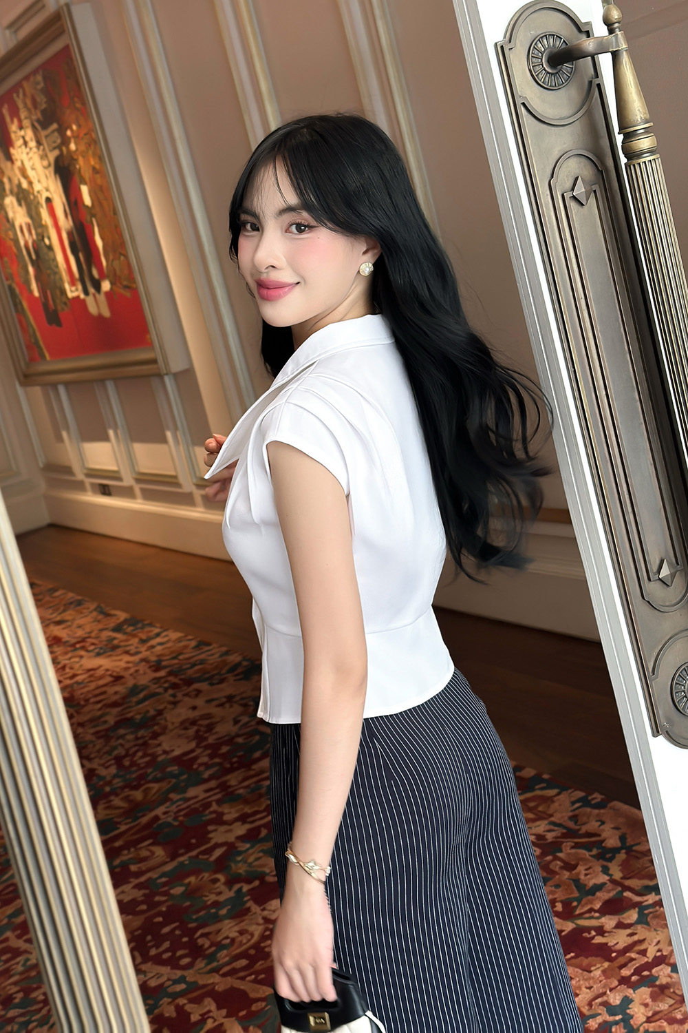 Áo kiểu công sở màu trắng xếp ly vai