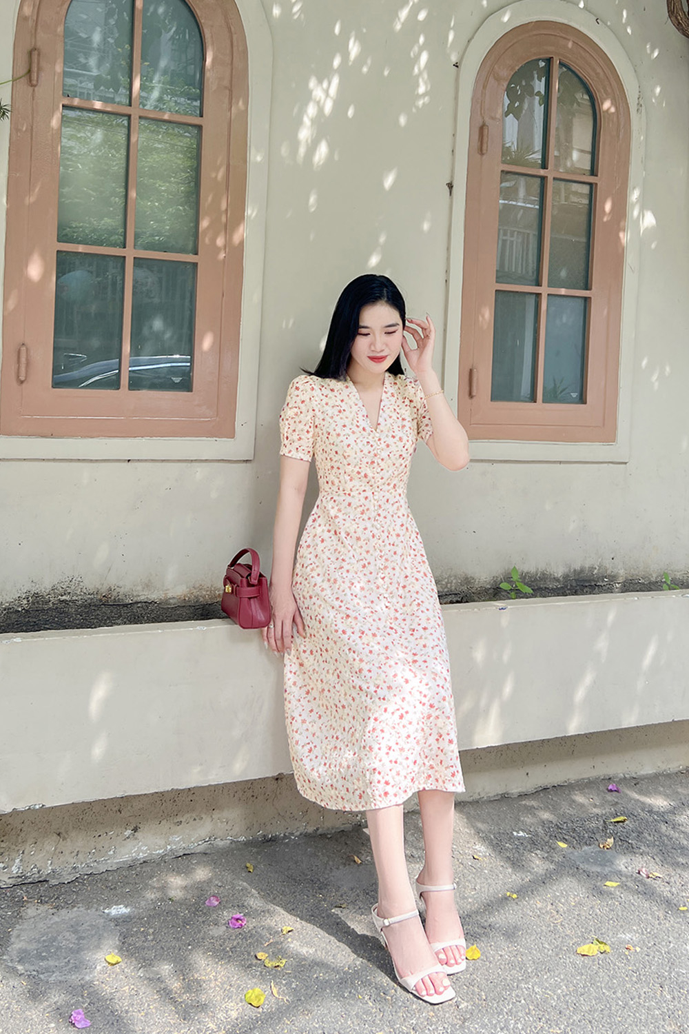 Đầm trắng hoa nhí đỏ dáng xòe cổ V KK175-04