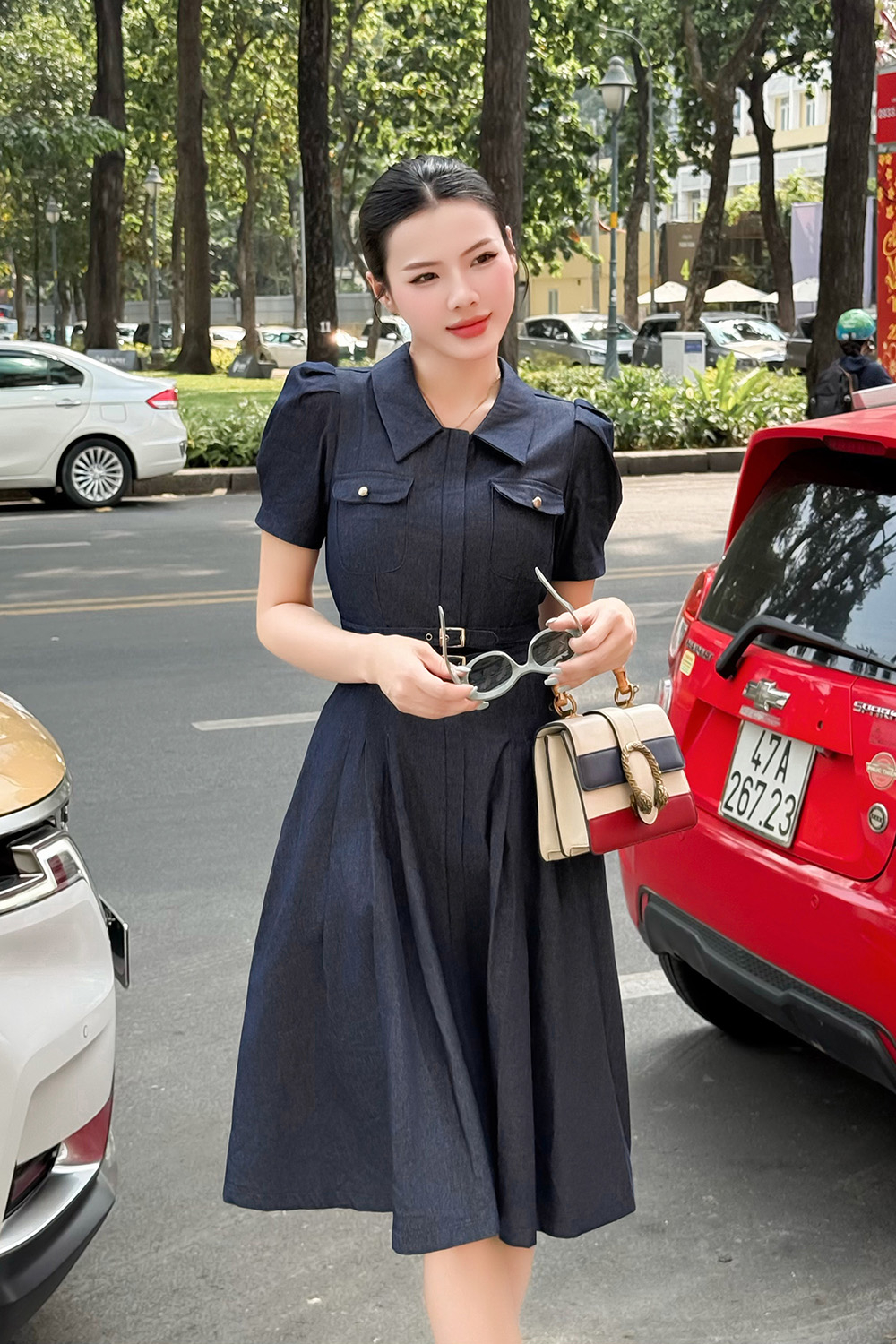 Đầm denim dáng xòe nhấn eo