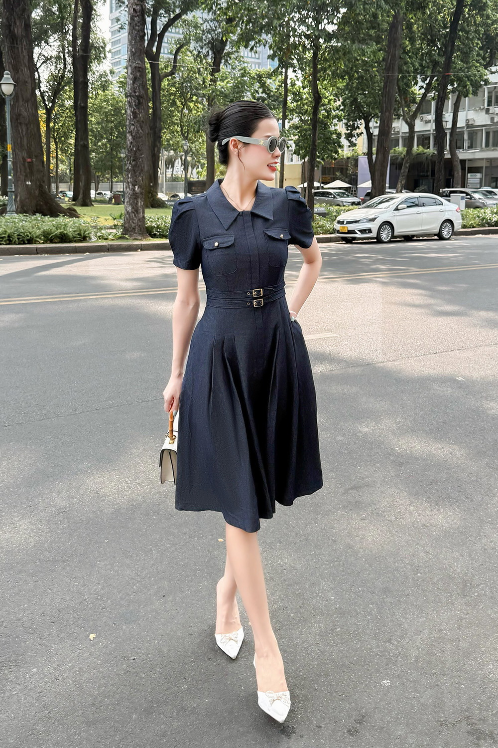 Đầm denim dáng xòe nhấn eo