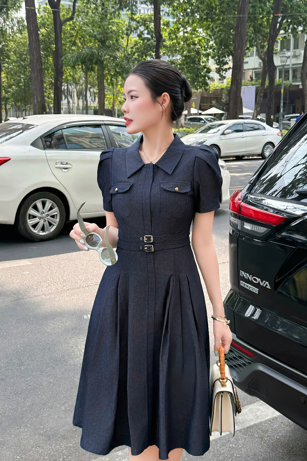 Đầm denim dáng xòe nhấn eo