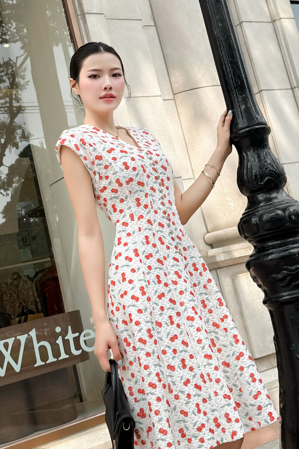 Đầm trắng họa tiết dáng chữ A phối nút