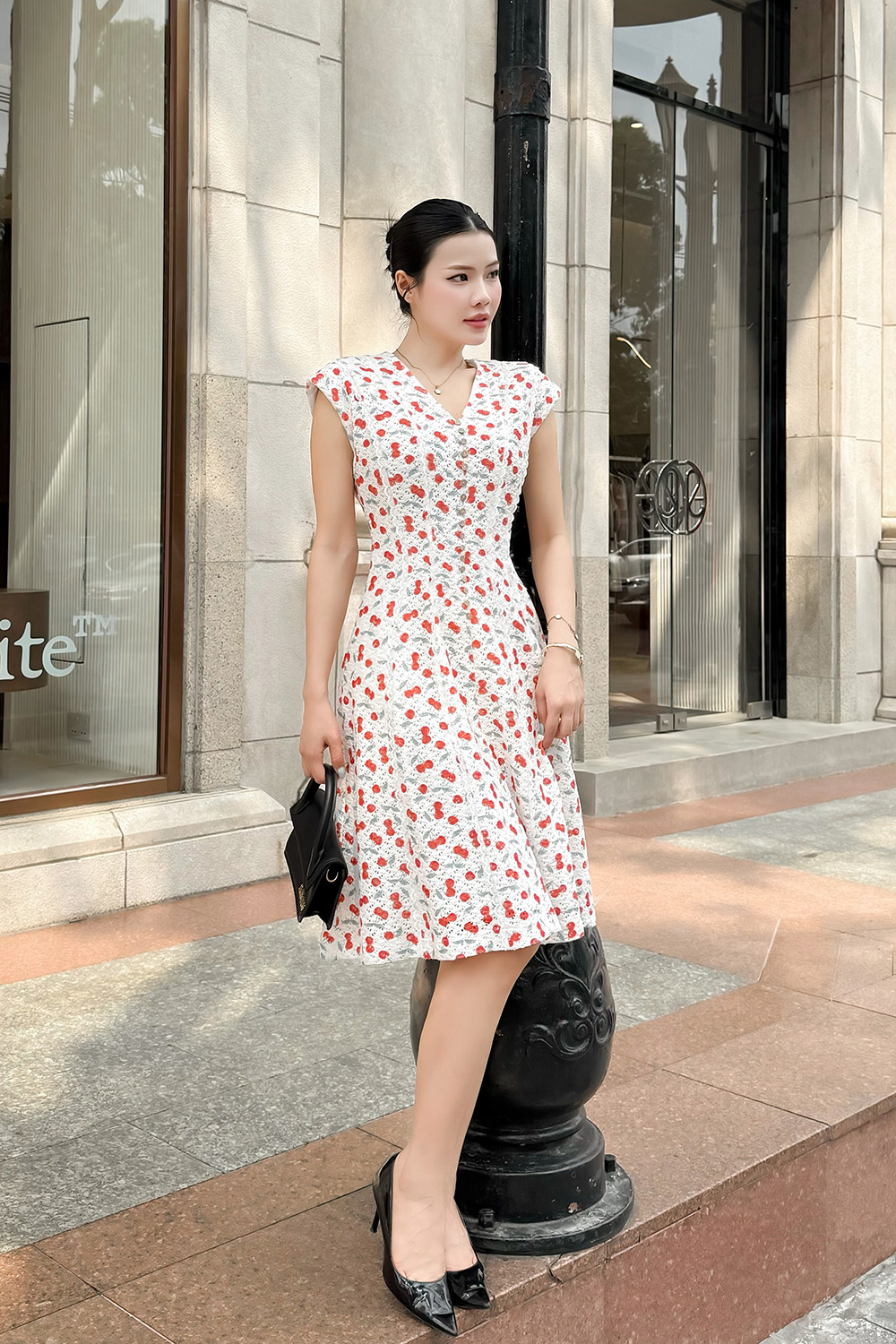 Đầm trắng họa tiết dáng chữ A phối nút