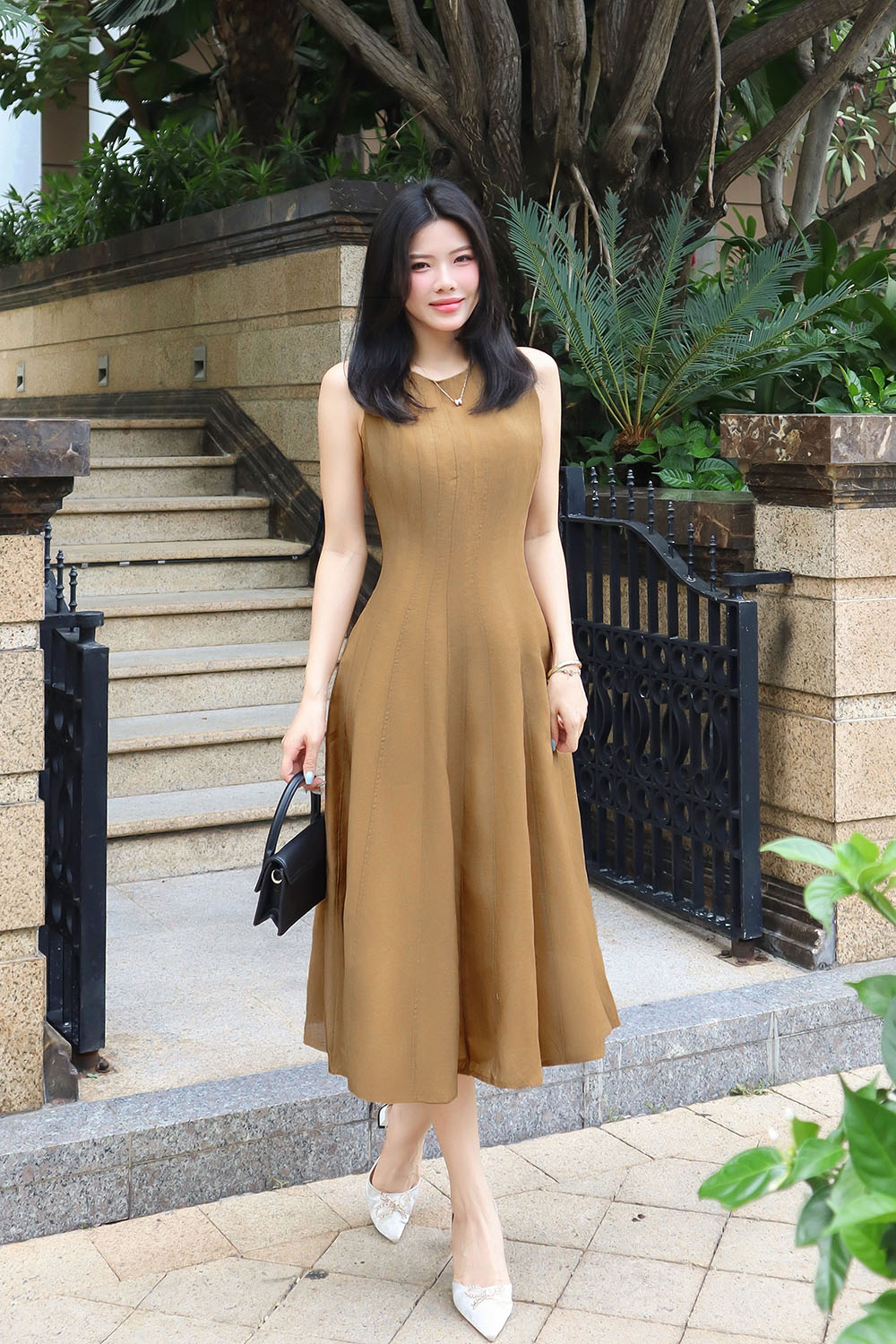 Đầm xòe dáng dài sát nách