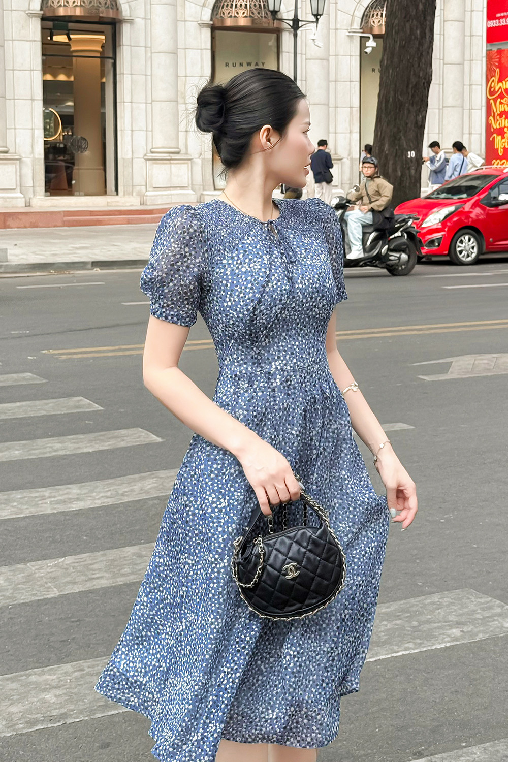 Đầm xòe họa tiết chấm bi cổ phối nơ