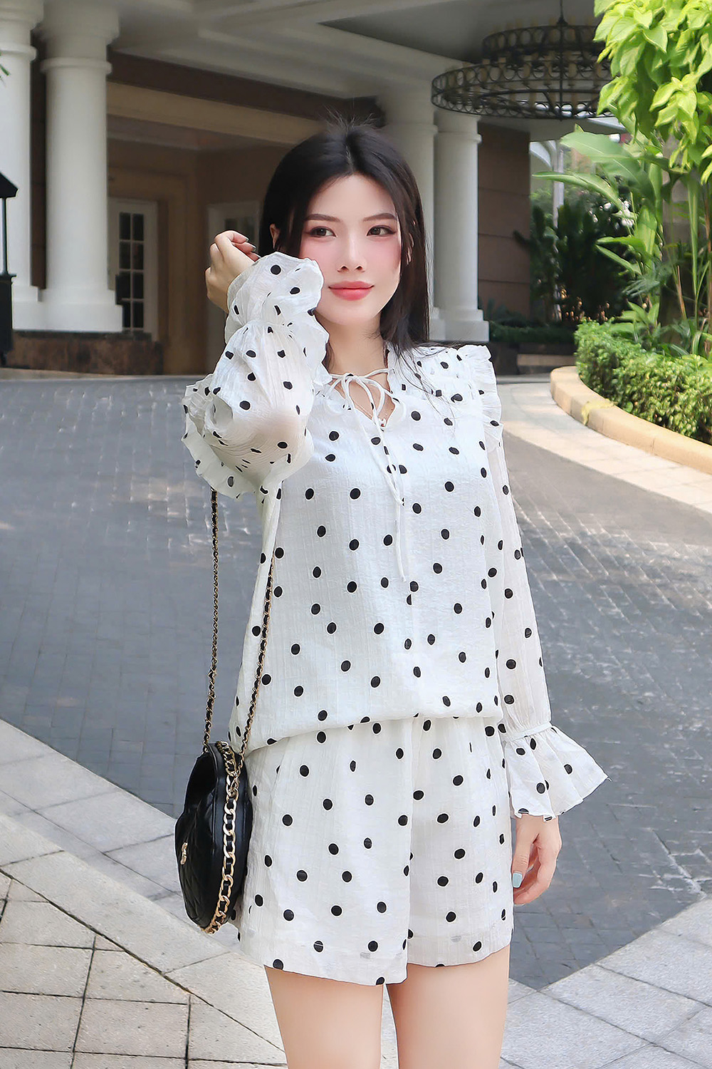 Set áo kiểu nữ và quần short chấm bi