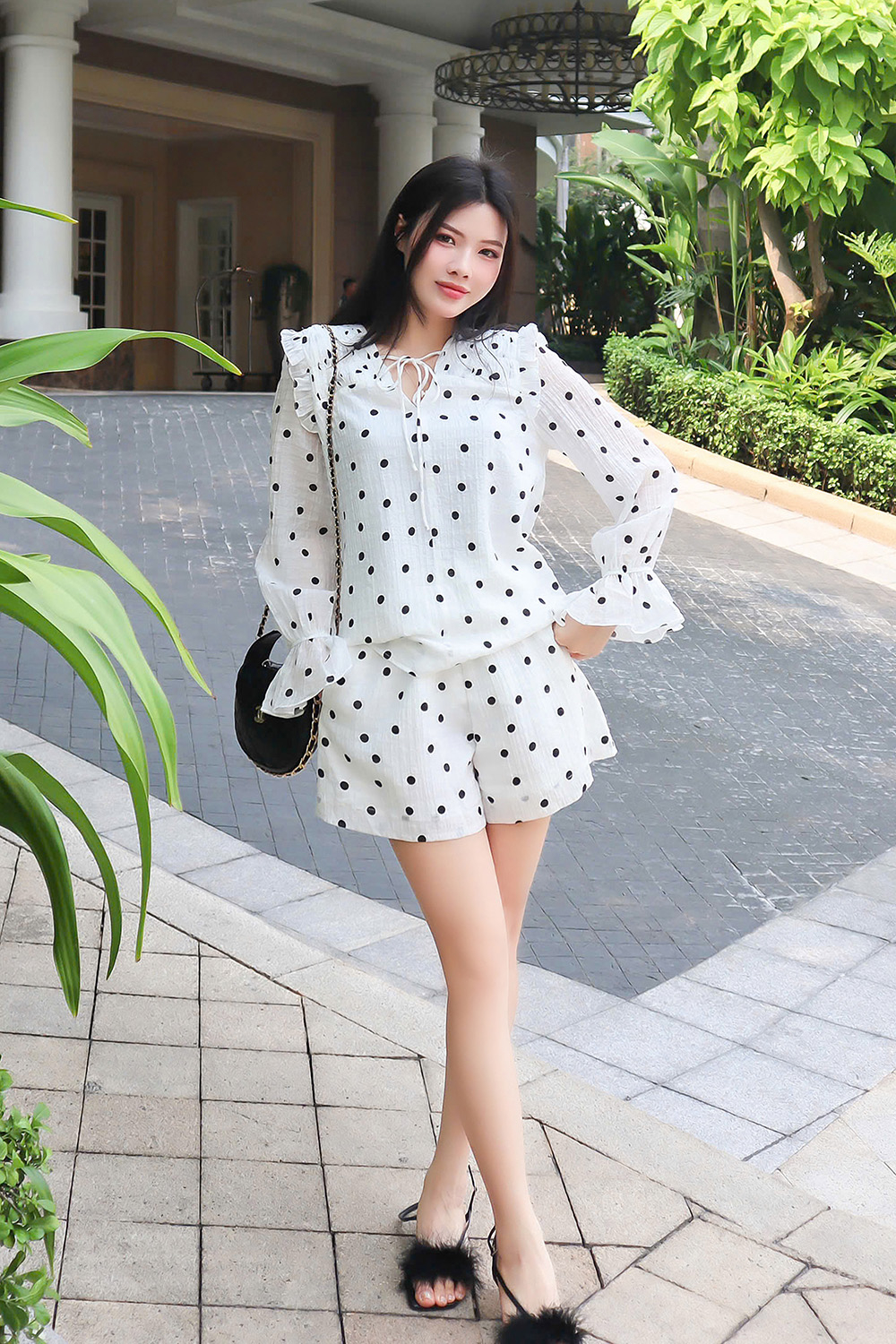 Set áo kiểu nữ và quần short chấm bi