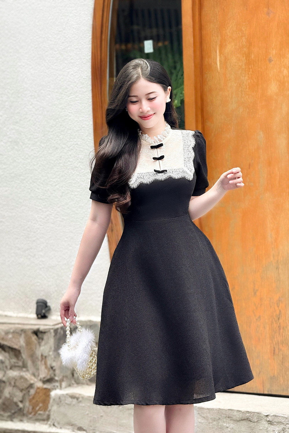 Đầm đen công sở dáng xòe phối ren trắng