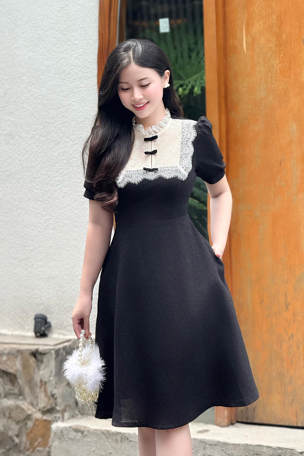 Đầm đen công sở dáng xòe phối ren trắng