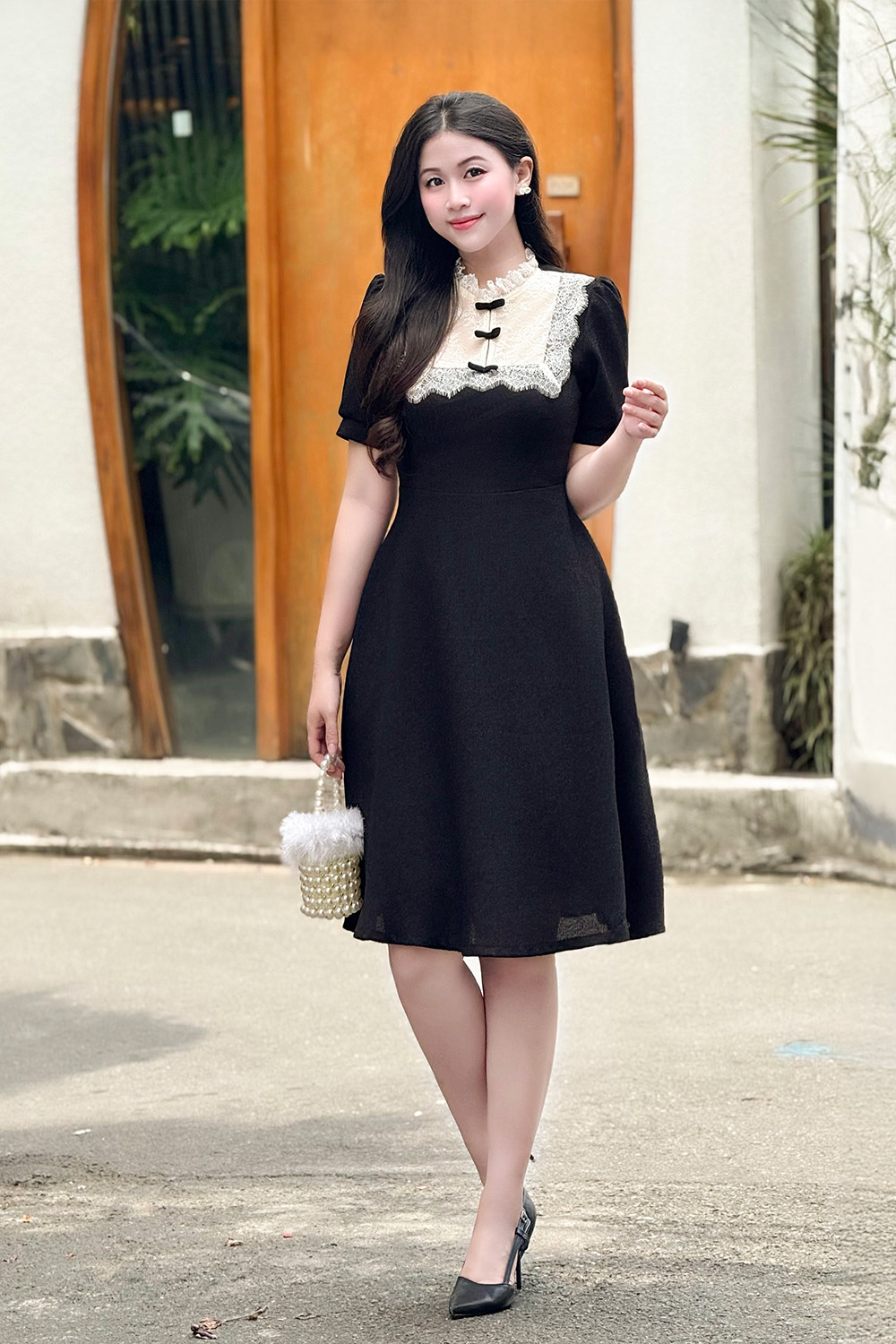 Đầm đen công sở dáng xòe phối ren trắng