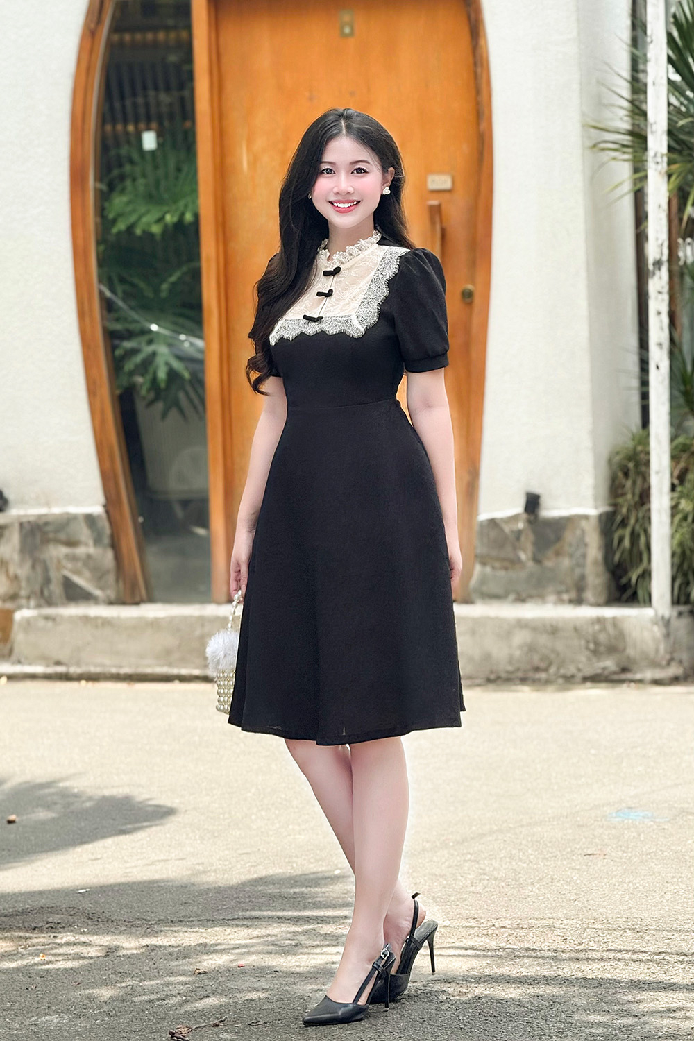 Đầm đen công sở dáng xòe phối ren trắng