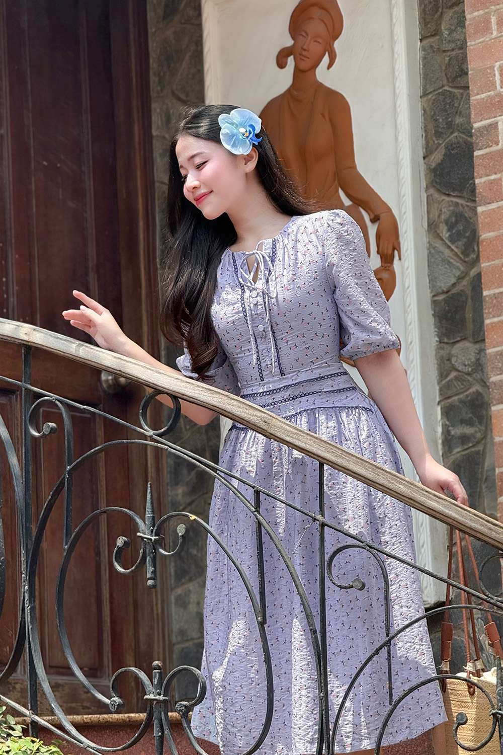 Đầm xòe hoa nhấn eo viền đăng ten