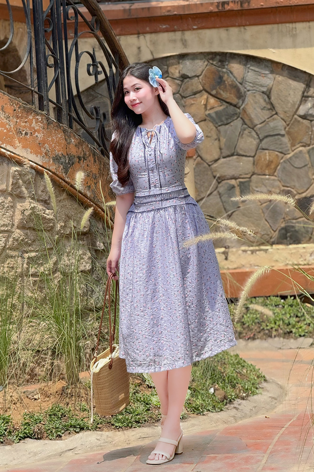 Đầm xòe hoa nhấn eo viền đăng ten