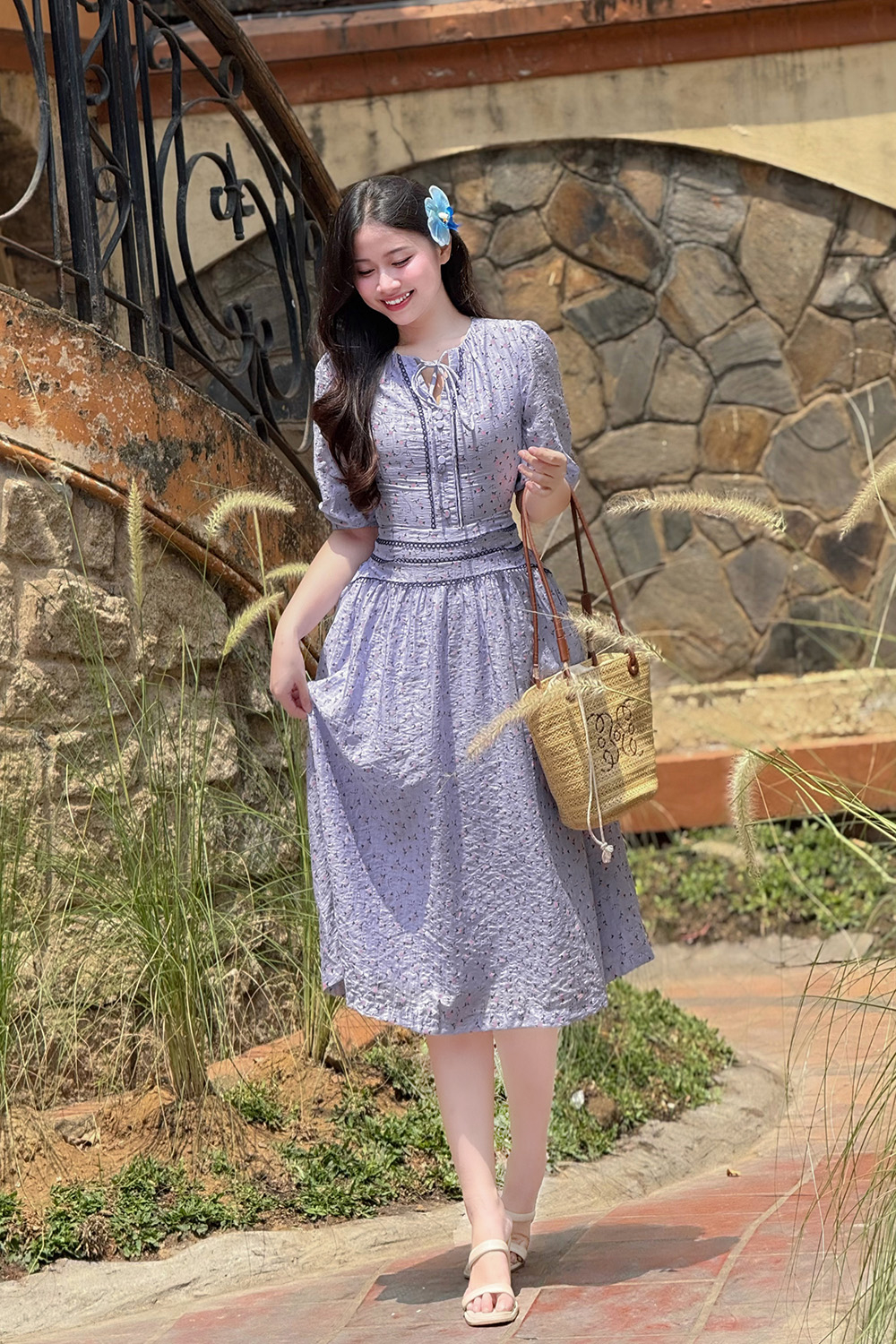 Đầm xòe hoa nhấn eo viền đăng ten